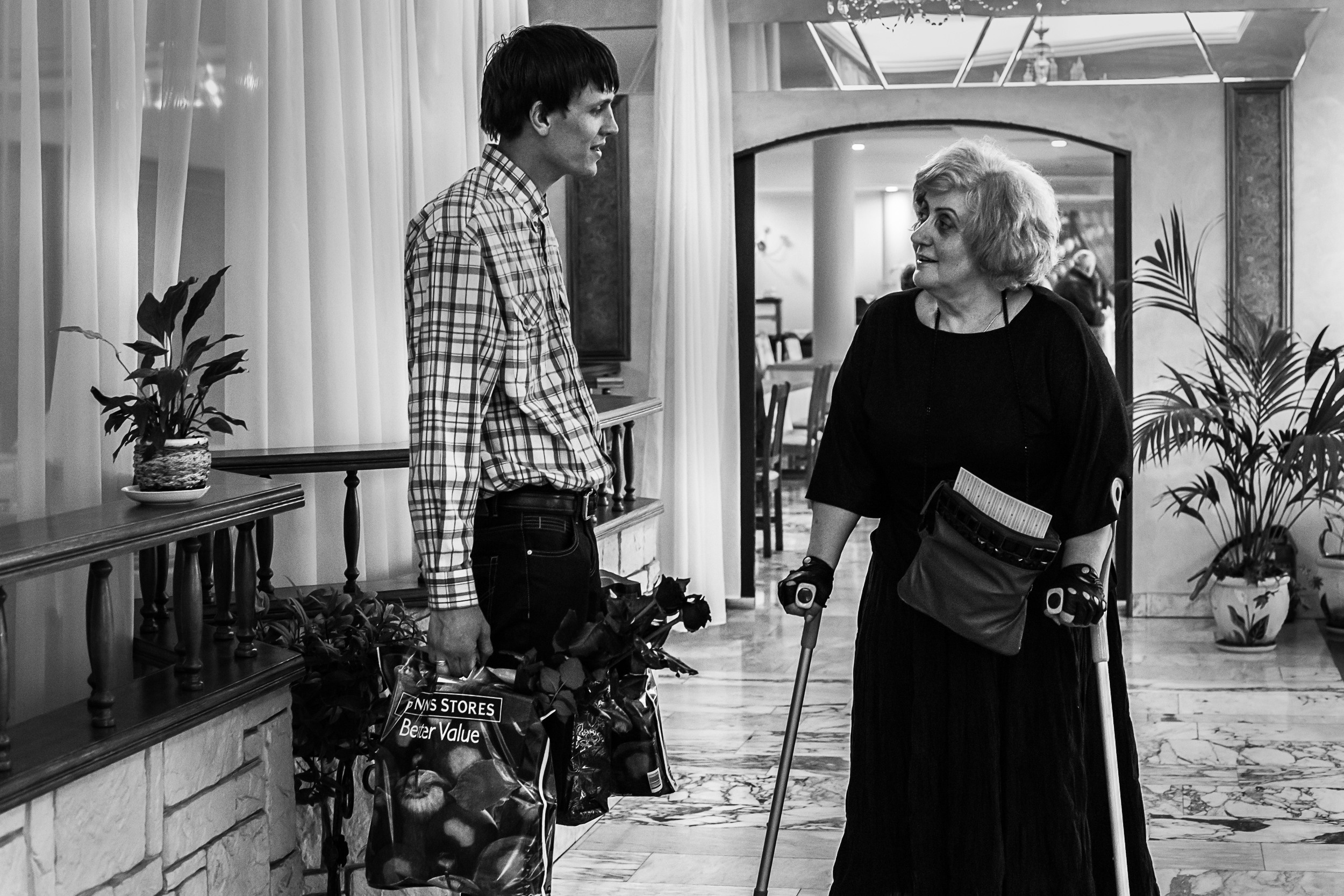 Мери Бушуева. "Выход в свет" - Мери на праздничном мероприятии, посвященном Дню Победы.  Она гордится вниманием мужчин, которые не могут устоять перед ее энергией и обаянием.  Фото: Татьяна Корчагина 