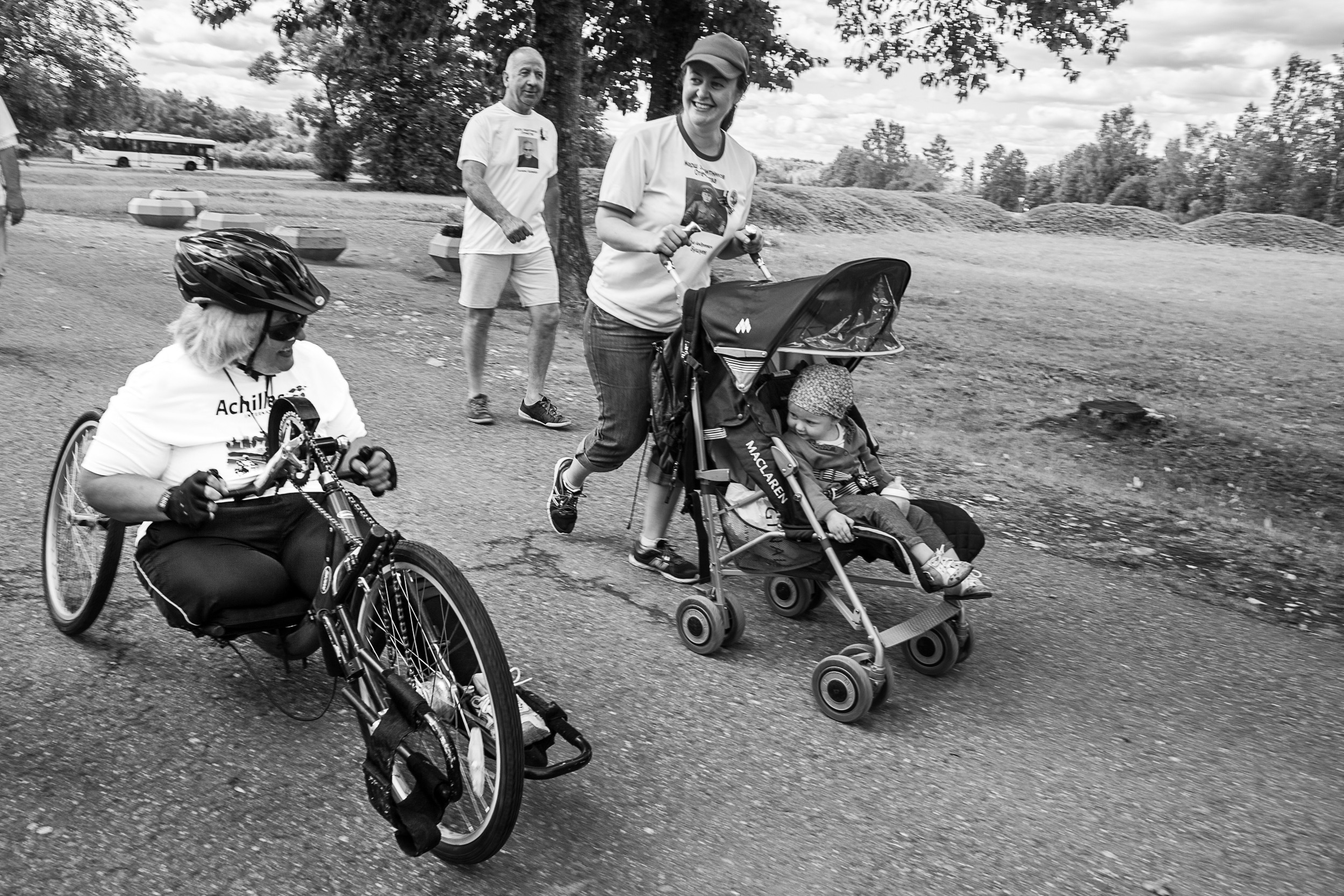 Мери Бушуева с дочерью Марией Артемовой и внучкой Анечкой на пробеге ко дню Победы в Бородино Фото: Татьяна Корчагина 