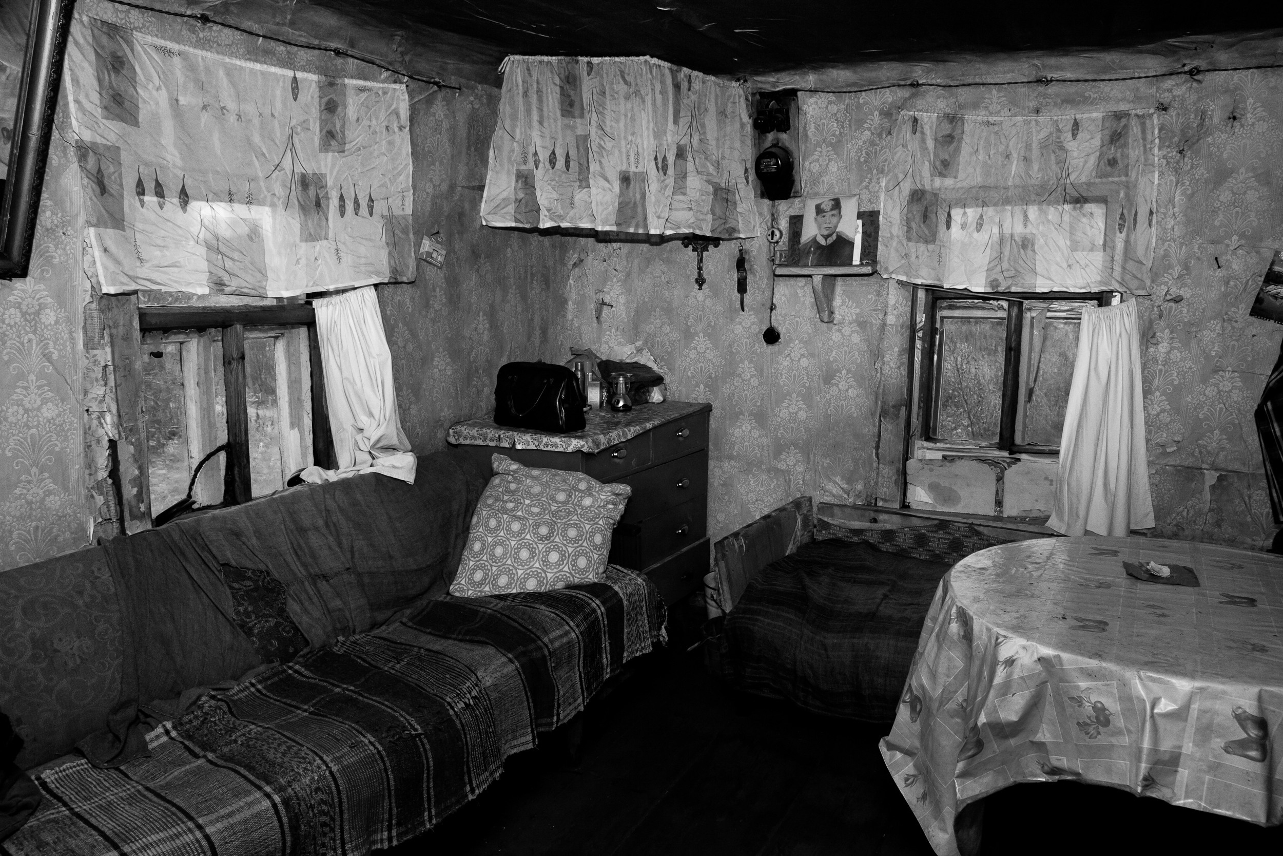 А отвлечься нечем: без электричества ни телевизор не посмотришь, ни радио не послушаешь, рукодельем и чтением особо не займешься - дома даже днем в доме сумрак.  На зиму дом соломой снаружи обложила и окна пленкой закрыла – стало теплее, но темнее. Фото: Корчагина Татьяна