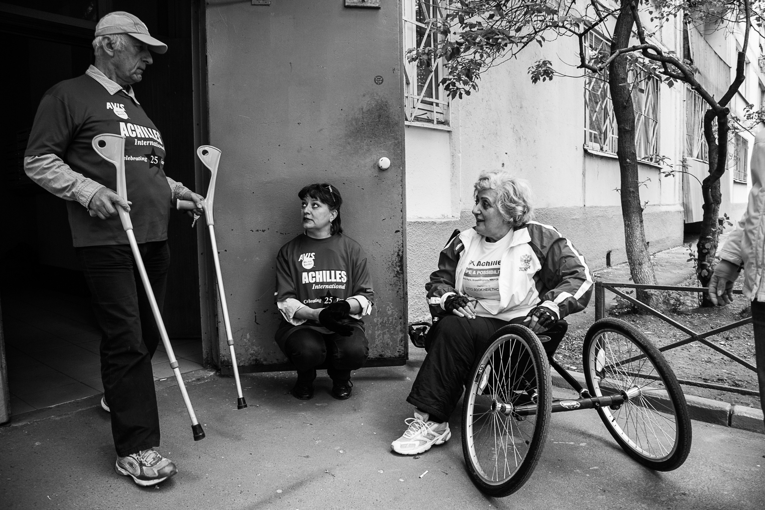 Мери Бушуева. Марафон на хедсайкле, а домой на костылях. С братом Тенгриом и подругой-волонтером Мариной. Фото: Татьяна Корчагина 