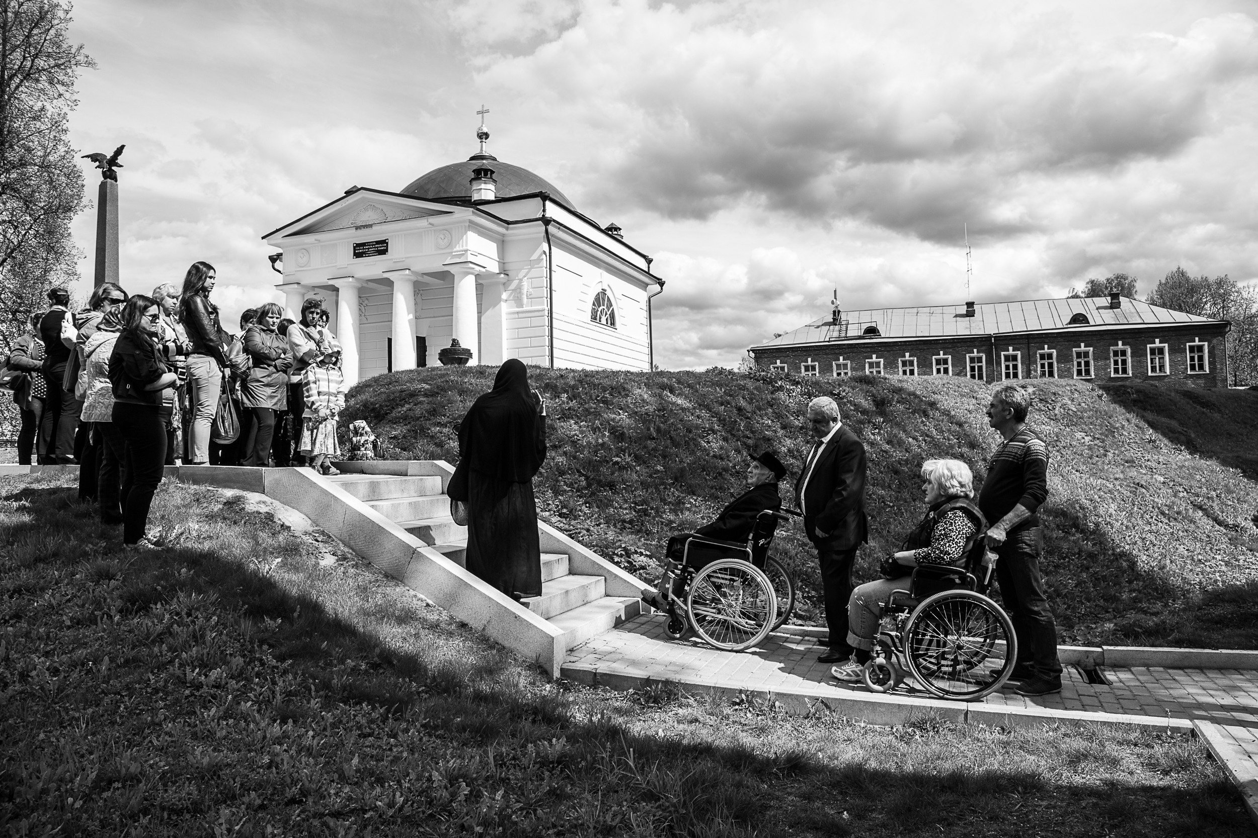 Мери Бушуева на экскурсии в Спасо-Бородинском монастыре для членов конференции о проблемах инвалидов в Доме защитников Отечества.  Фото: Татьяна Корчагина 