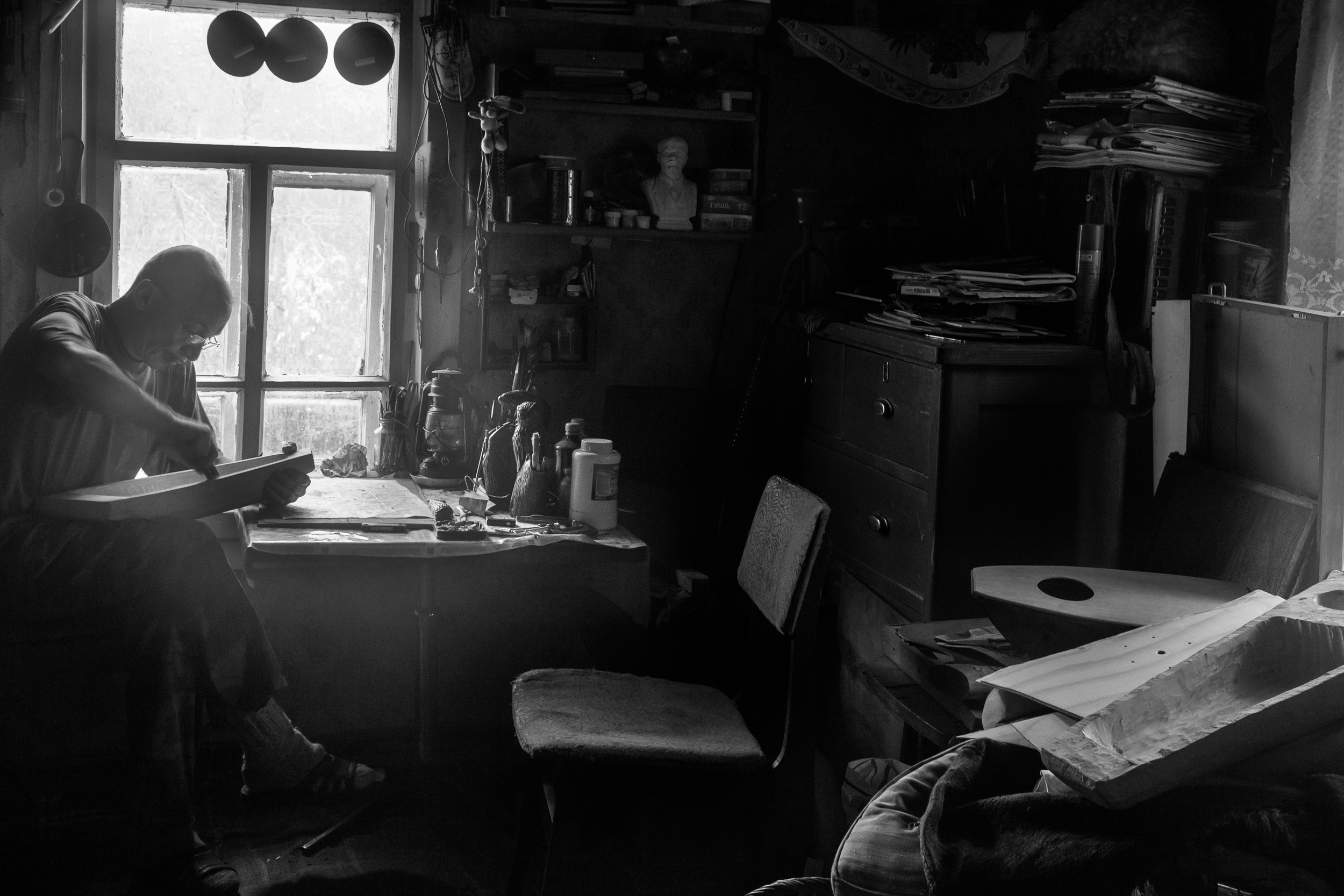 Режем гусли. В доме  Николая Иванова. Фото: Корчагина Татьяна