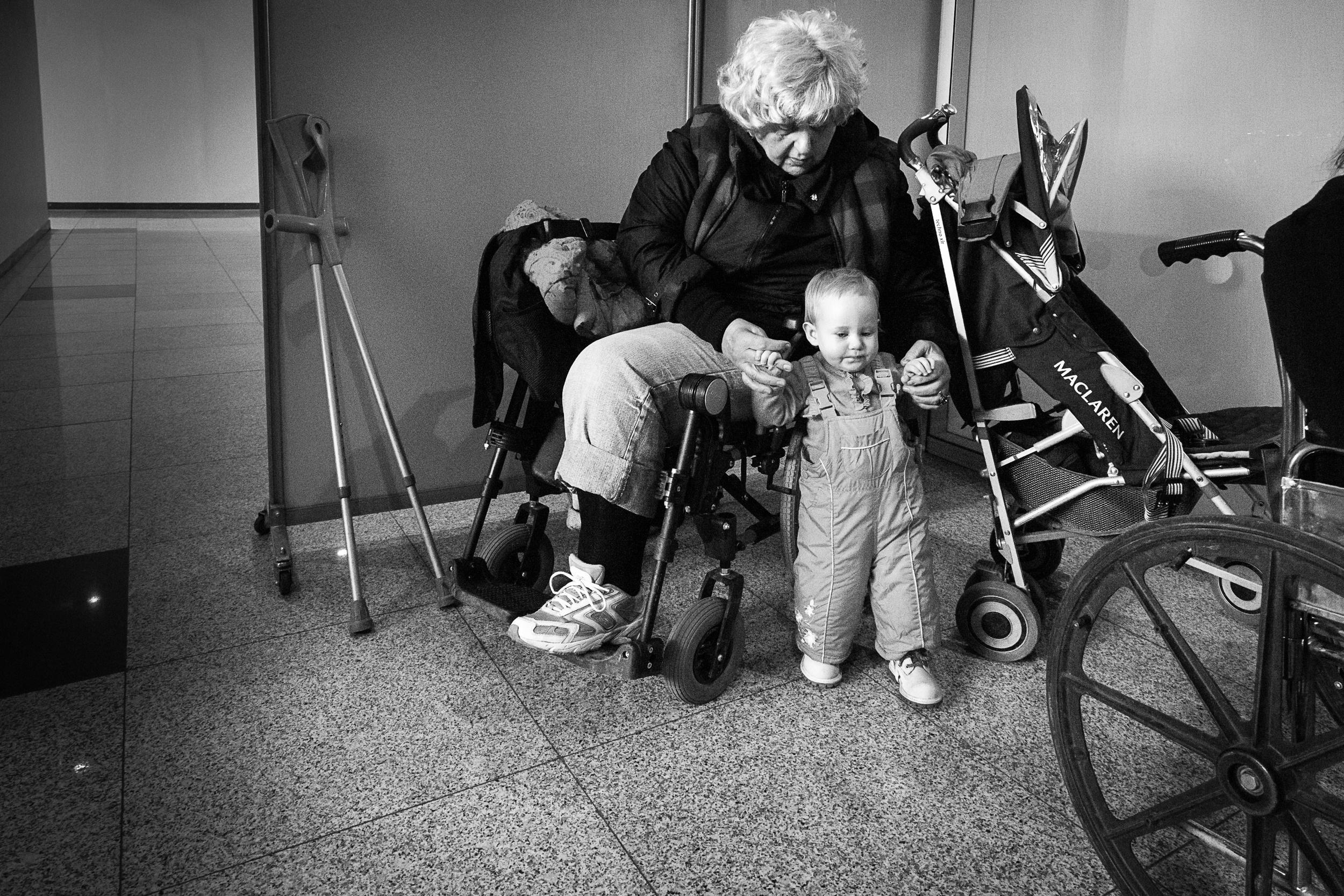 Мери Бушуева в ожидании посадки на самолет в секторе для людей с ограниченными возможностями. Фото: Татьяна Корчагина 