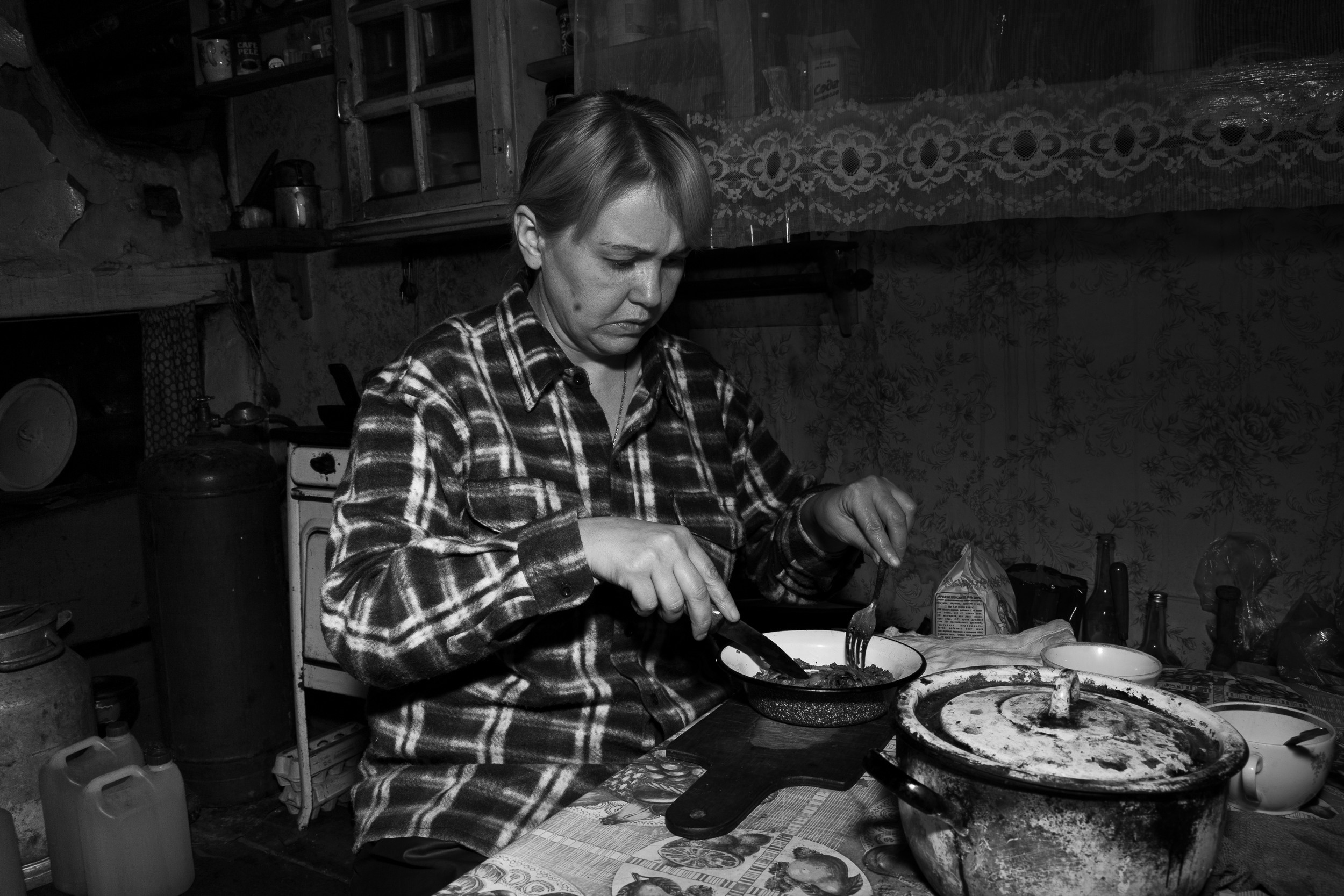 теперь работы для Натальи здесь нет, хоть она и не прочь была бы  поработать на той же ферме. Занимается домом, вроде  дел и не много, а времени свободного почти не остается. Печь истопить, за водой сходить, готовка, стирка,... Фото: Корчагина Татьяна