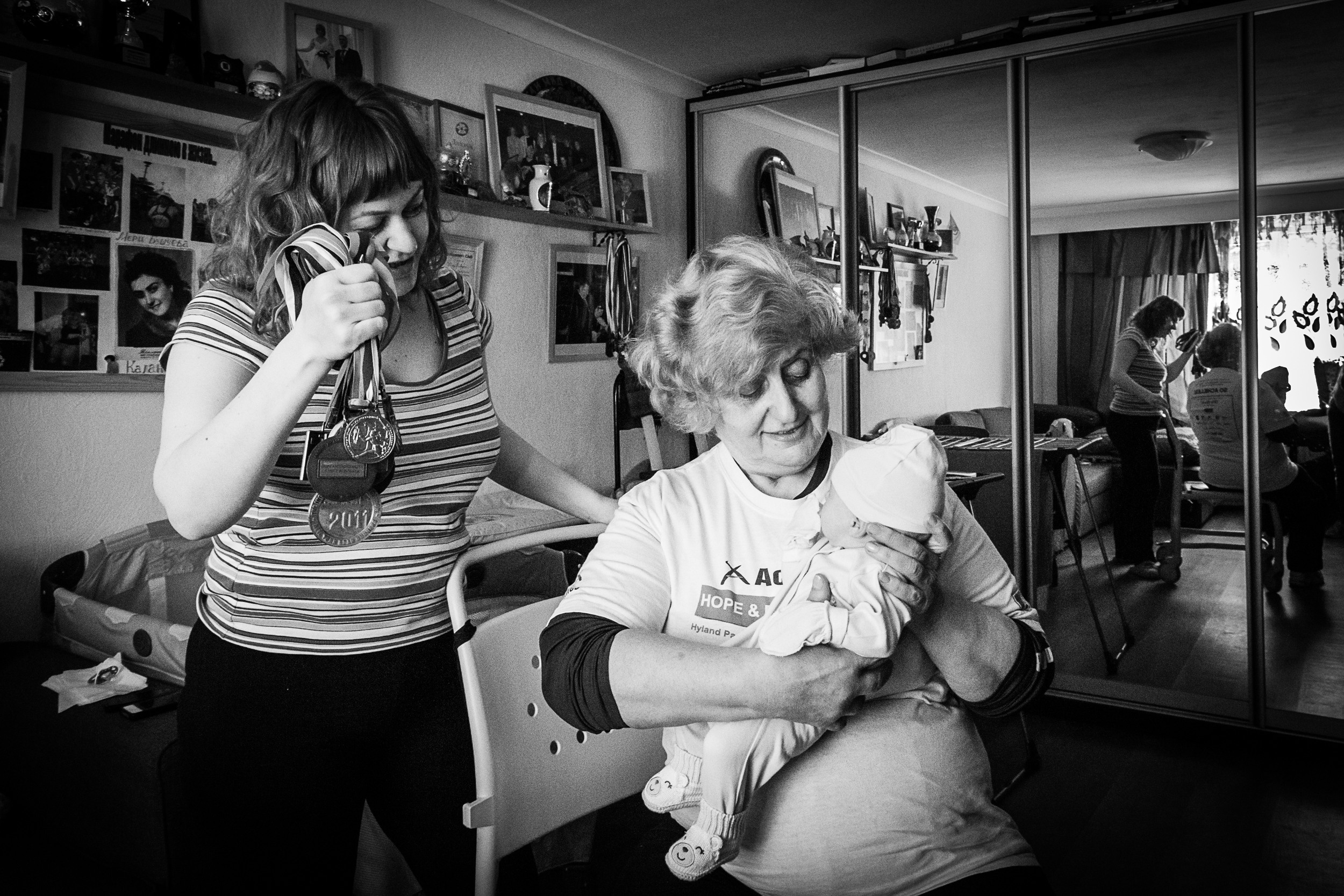 Мери Бушуева дома с дочерью Марией Артемовой и внучкой Анечкой. Фото: Татьяна Корчагина 