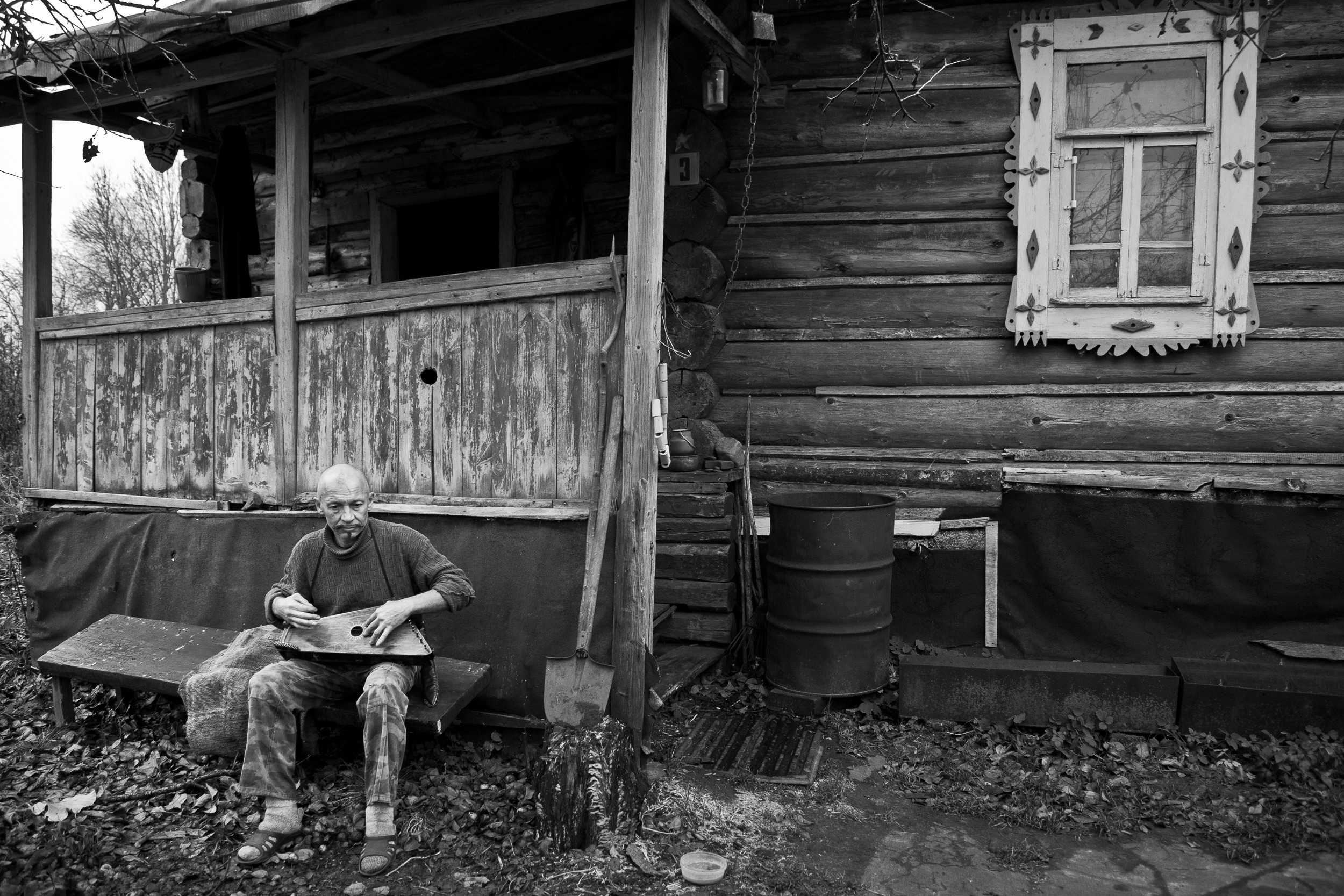 Николая Иванов с гуслями у своего дома. Село Токариха. Фото: Корчагина Татьяна