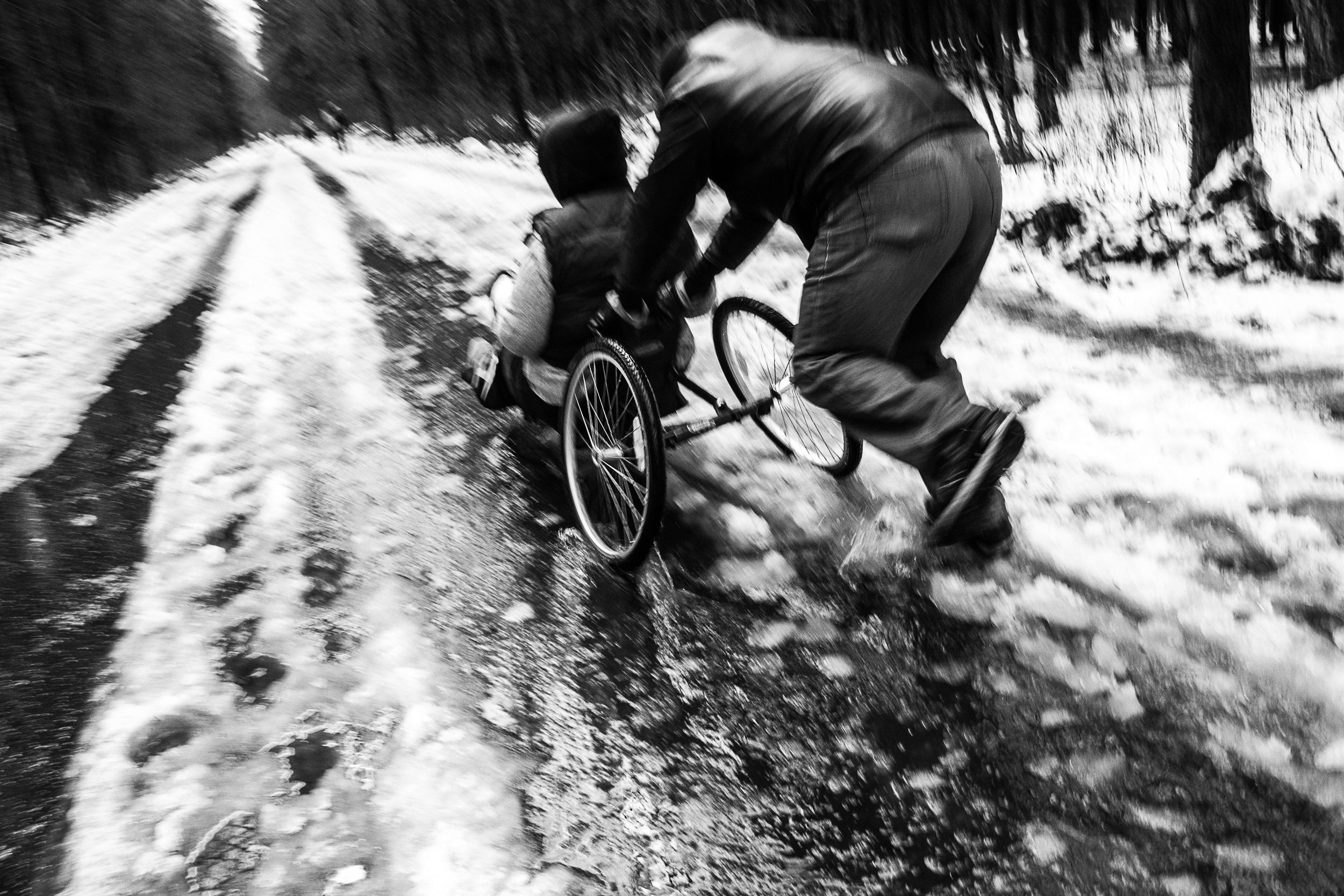 Мери Бушуева. Пройти марафон по заснеженной трассе даже с волонтером ( братом Мишей) непросто.  Фото: Татьяна Корчагина 
