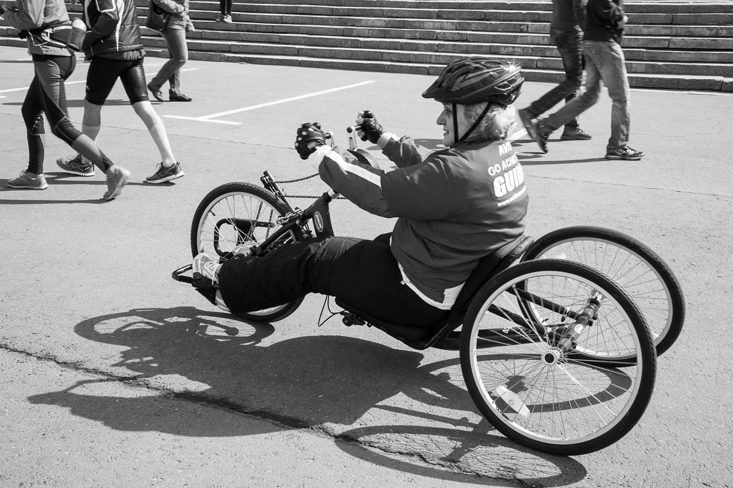 "Ноги, ноги, ноги...".  Мэри Бушуева на Хендсайкле. Московский международный марафон мира.   Фото: Татьяна Корчагина 