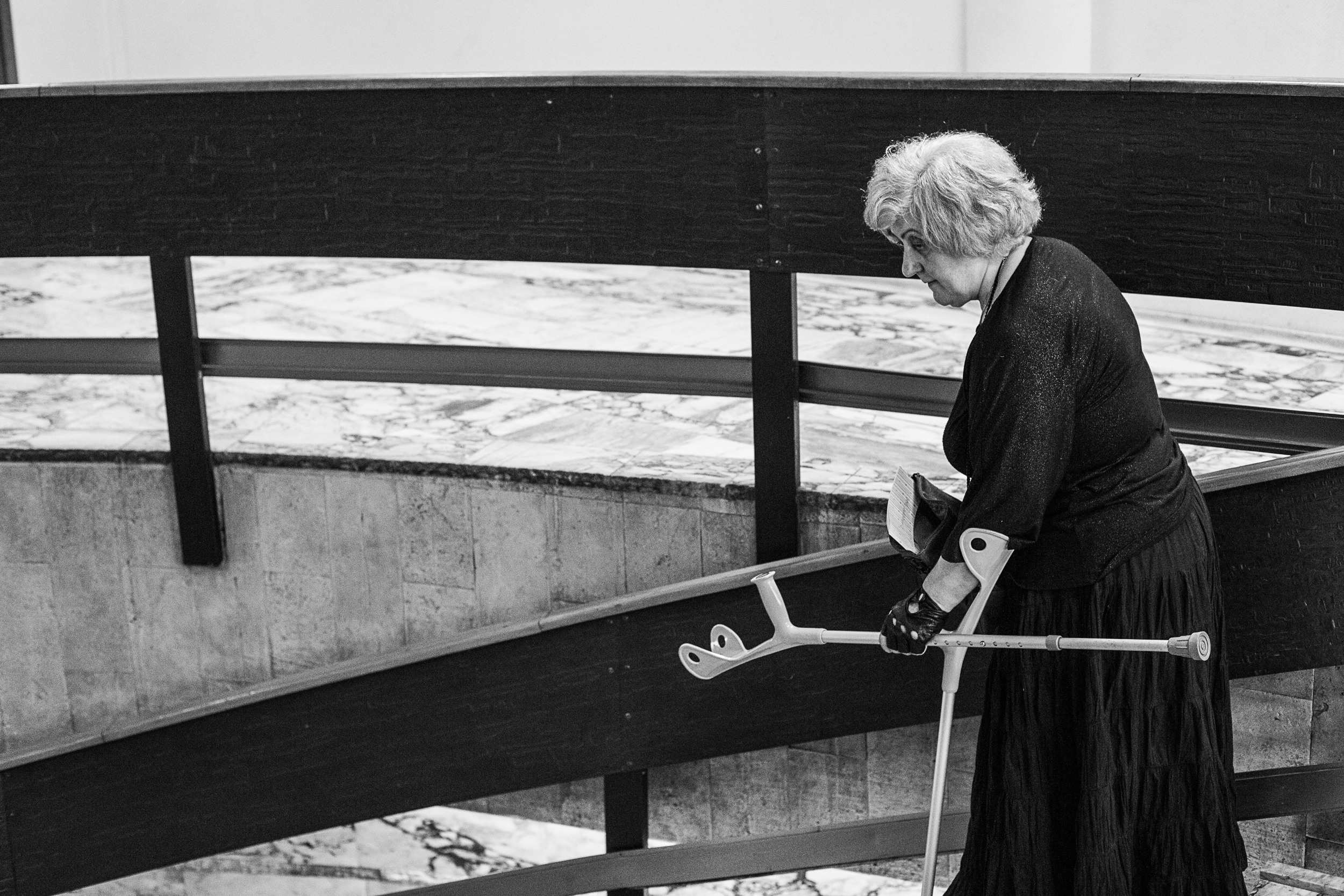 Мери Бушуева. Возвращаясь с праздника, нужно спуститься по очередной лестнице. Фото: Татьяна Корчагина 