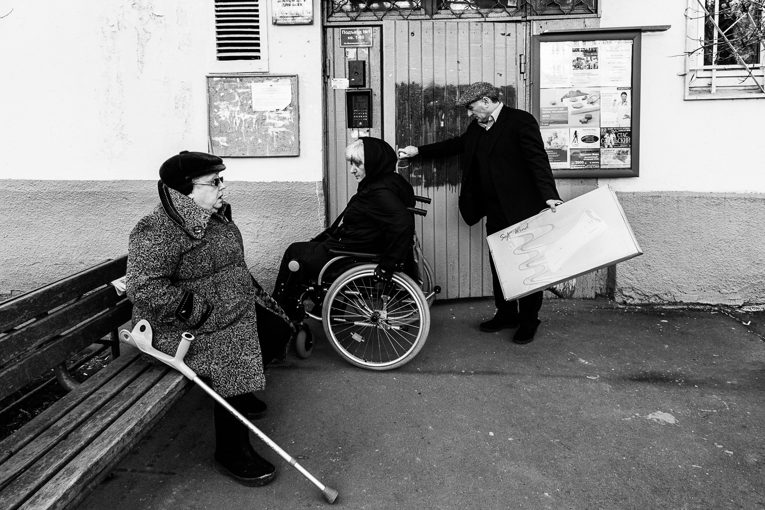 Мери Бушуева у своего подъезда. Фото: Татьяна Корчагина 