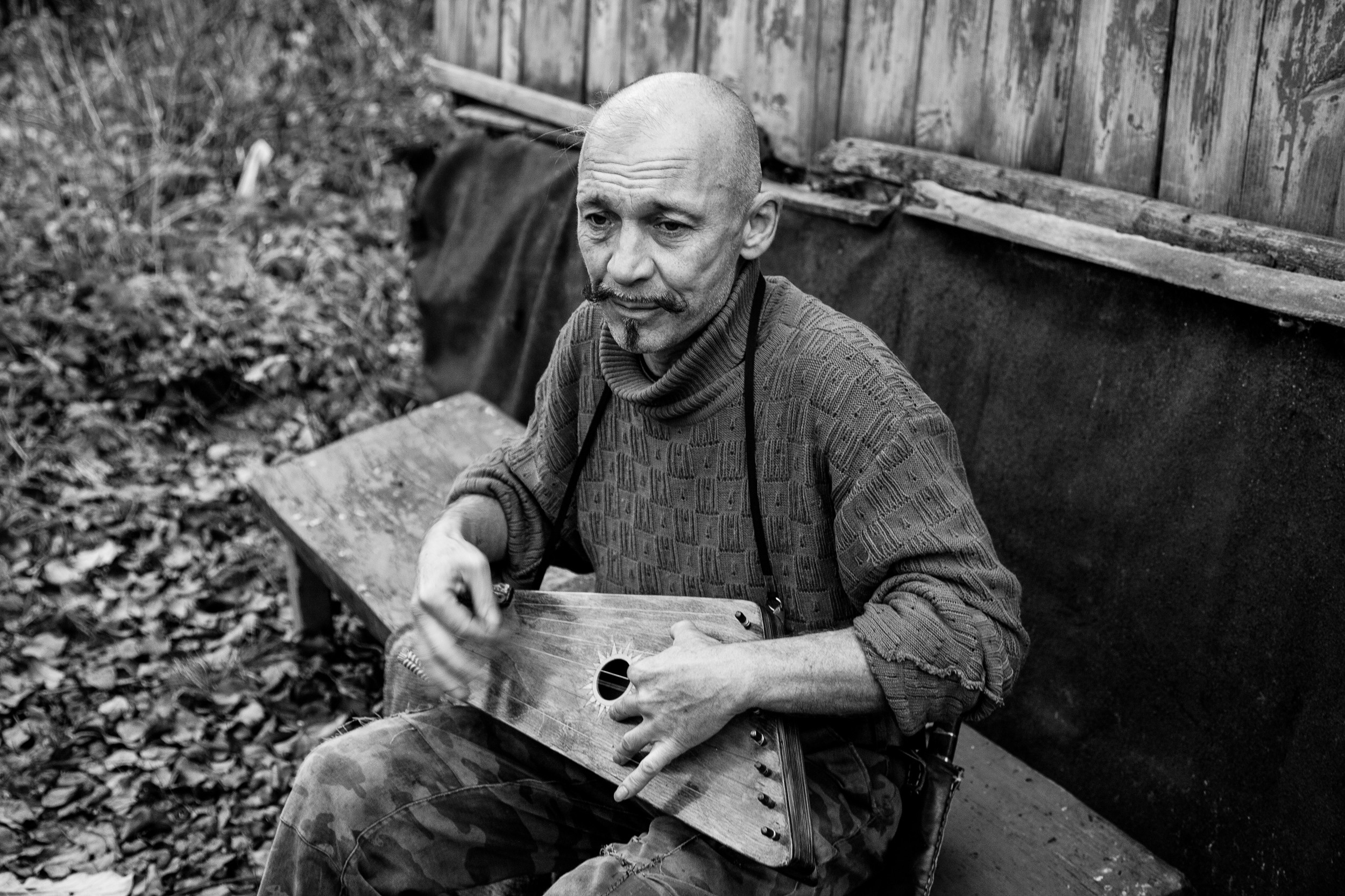 Начал гусли изготавливать он более 10 лет назад,  не имея сведений, как и что нужно делать. До всего пришлось доходить самому. Сейчас  появилось  значительно больше информации.  Фото: Корчагина Татьяна