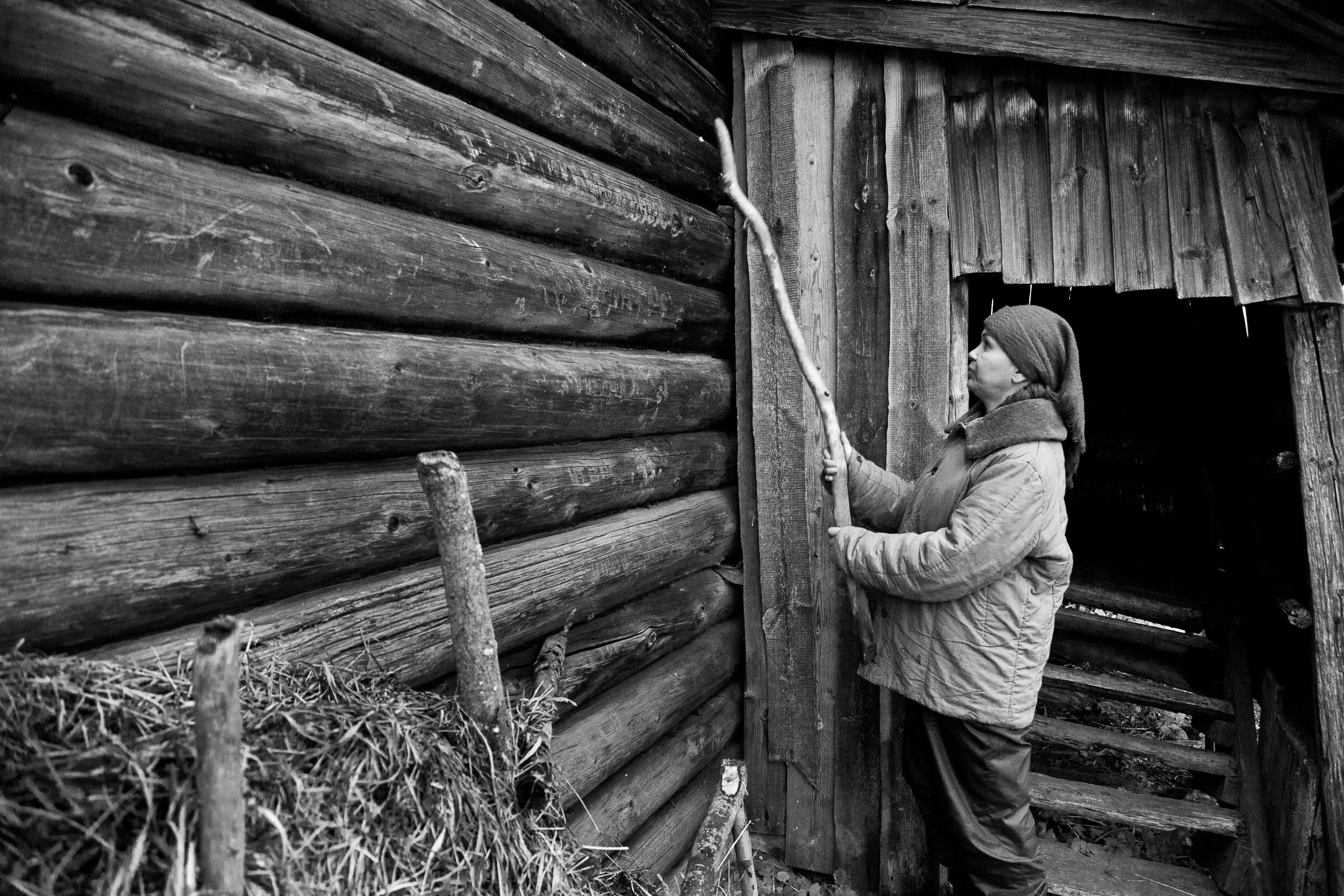 Как за водой пойдет, по пути почти всегда заходит к Кондратьевне. Соседка частенько  выскочит неодетая на крыльцо – зовет пообщаться, а иной раз не достучишься.  Фото: Корчагина Татьяна