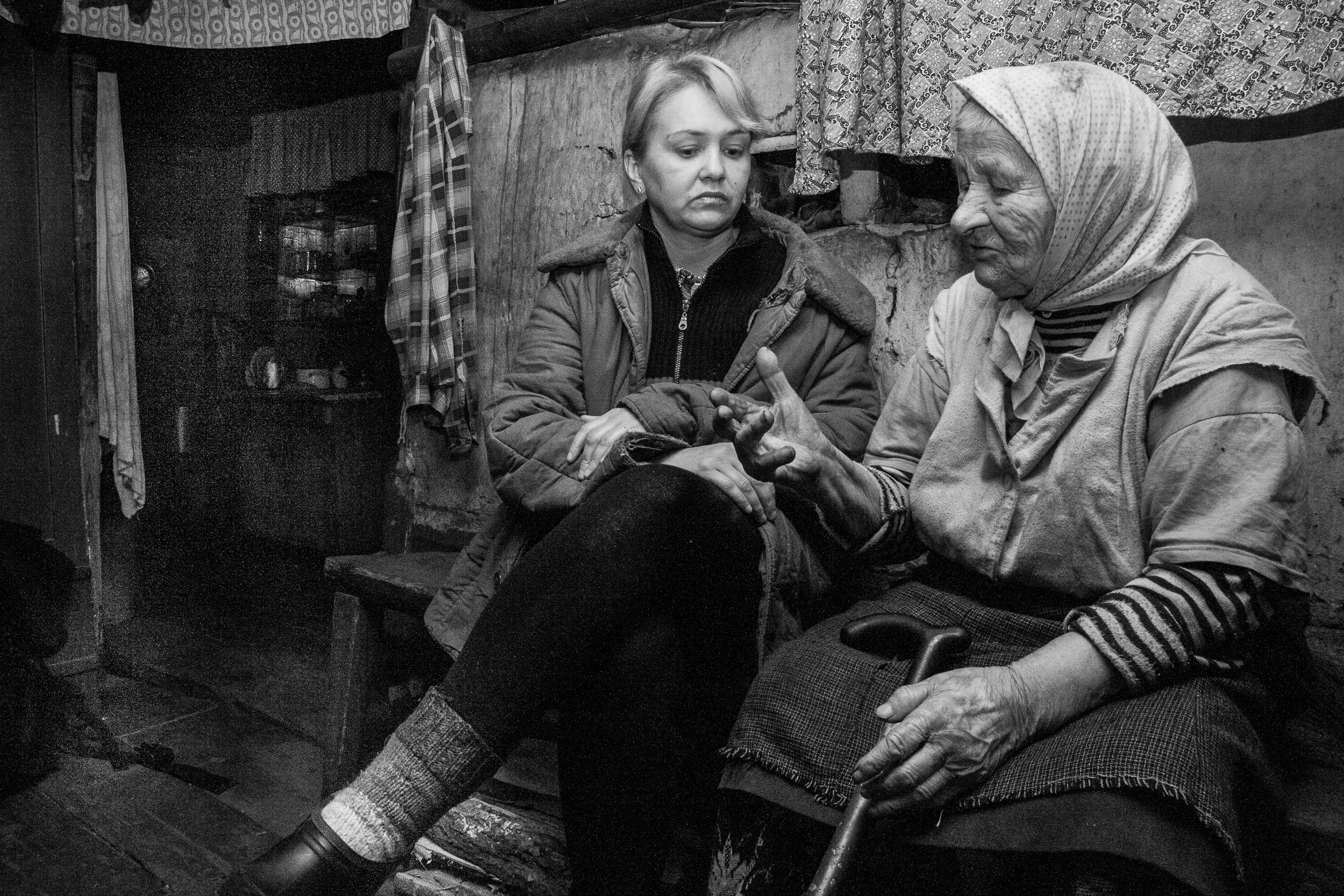 Наталья громко рассказывает ей немудреные местные новости: что кот у Васильевны начудил, что за машина приезжала, что делала сегодня да про планы на завтра.  Фото: Корчагина Татьяна