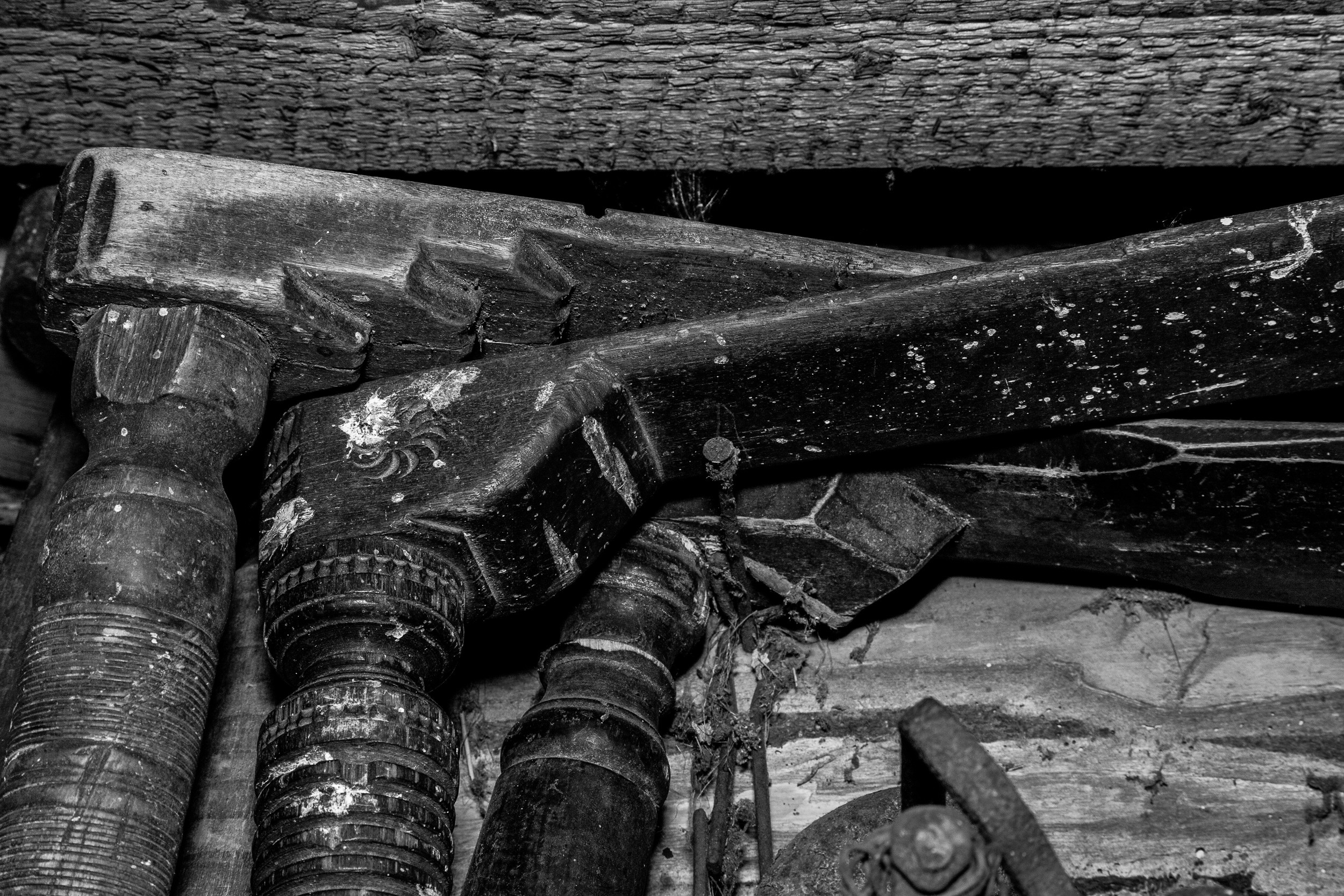 Николай продолжает собирать старые самовары и лапти,  лампы и кувшины, утюги и прялки; есть у него ручной ткацкий станок, другие вещи из деревенского обихода. На многих из них есть родовые знаки: чаще всего это кресты разного вида (именно родовой знак ставили неграмотные крестьяне вместо подписи) или символические изображения солнца. Фото: Корчагина Татьяна