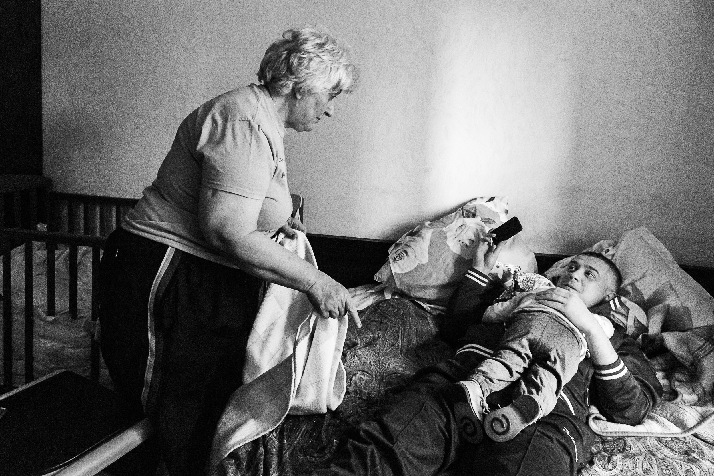 Мери Бушуева: внучка Аня заснула, отдыхая вместе с папой (Константин Артемов). Фото: Татьяна Корчагина 