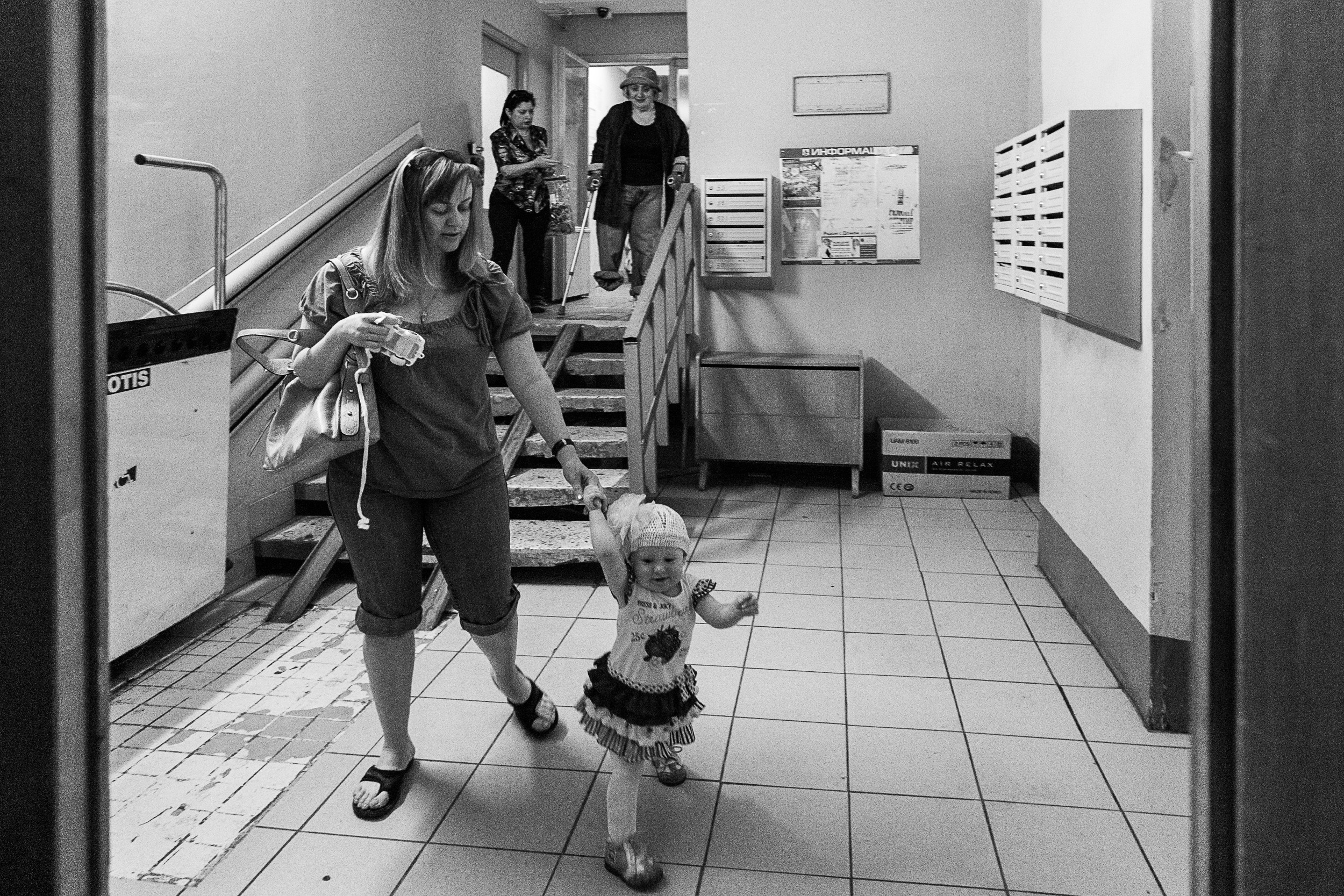 Мери Бушуева. На прогулку с внучкой Анечкой, дочерью Марией Артемовой  и подругой Мариной, живущей в том же доме. Фото: Татьяна Корчагина 