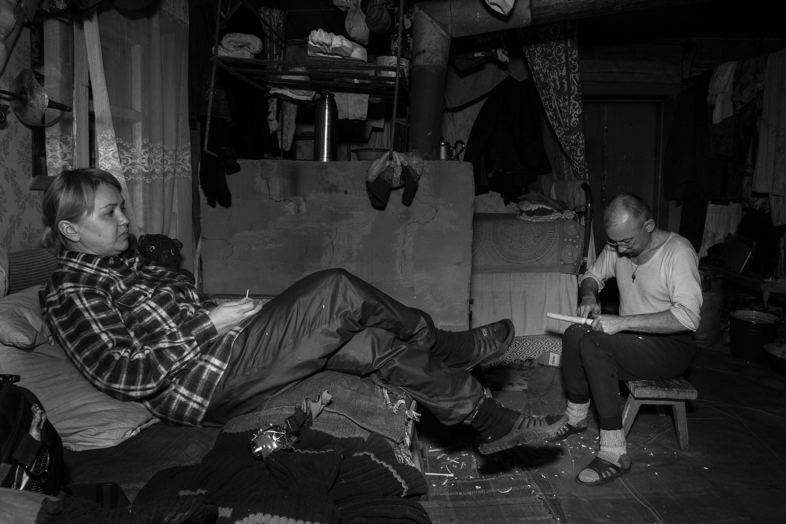 Николая Иванов режет гусли - семейный вечер. Село Токариха. Фото: Корчагина Татьяна