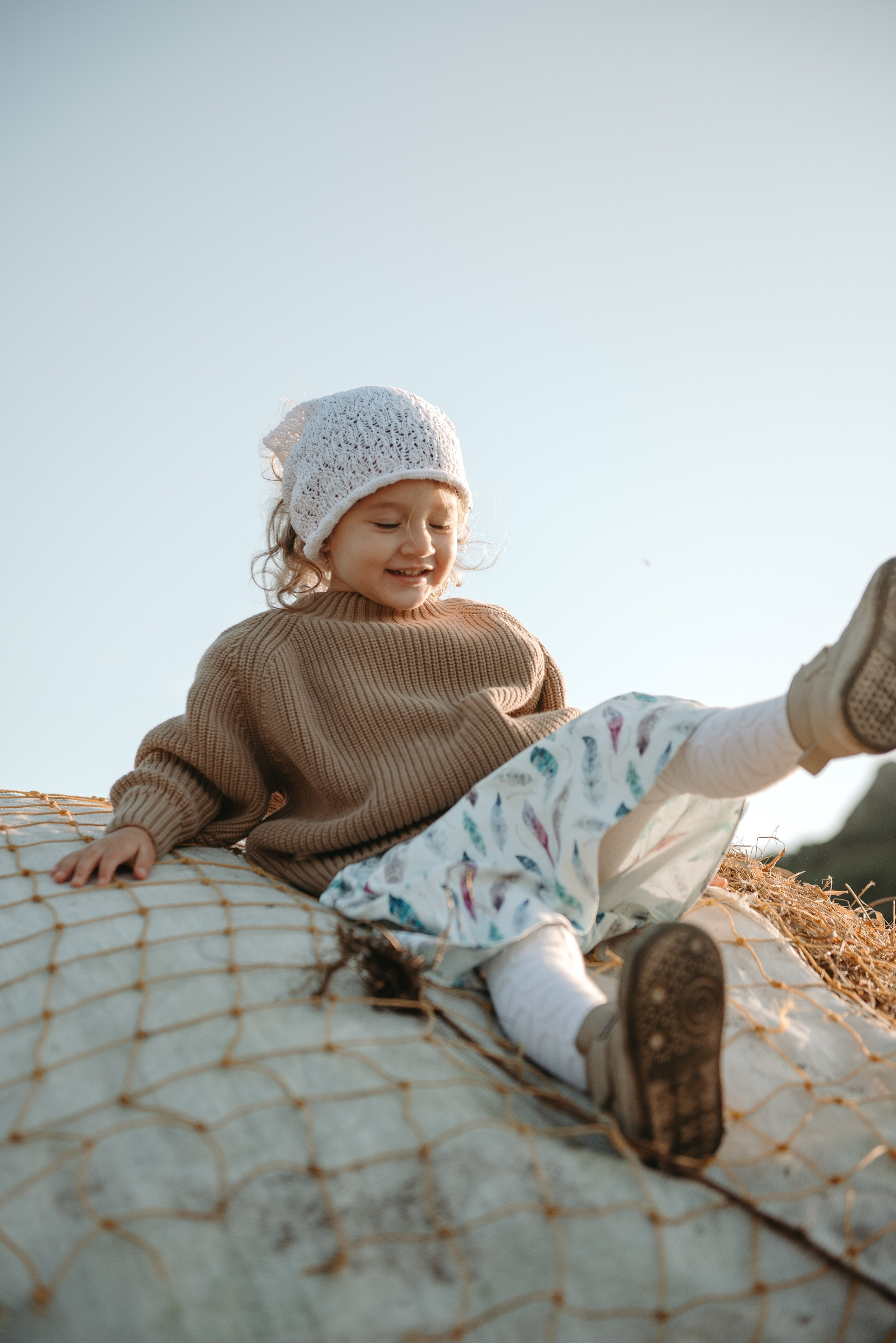 Дениска и Пелагея на сенокосе. Ирина Метелица фотограф на Шикотане