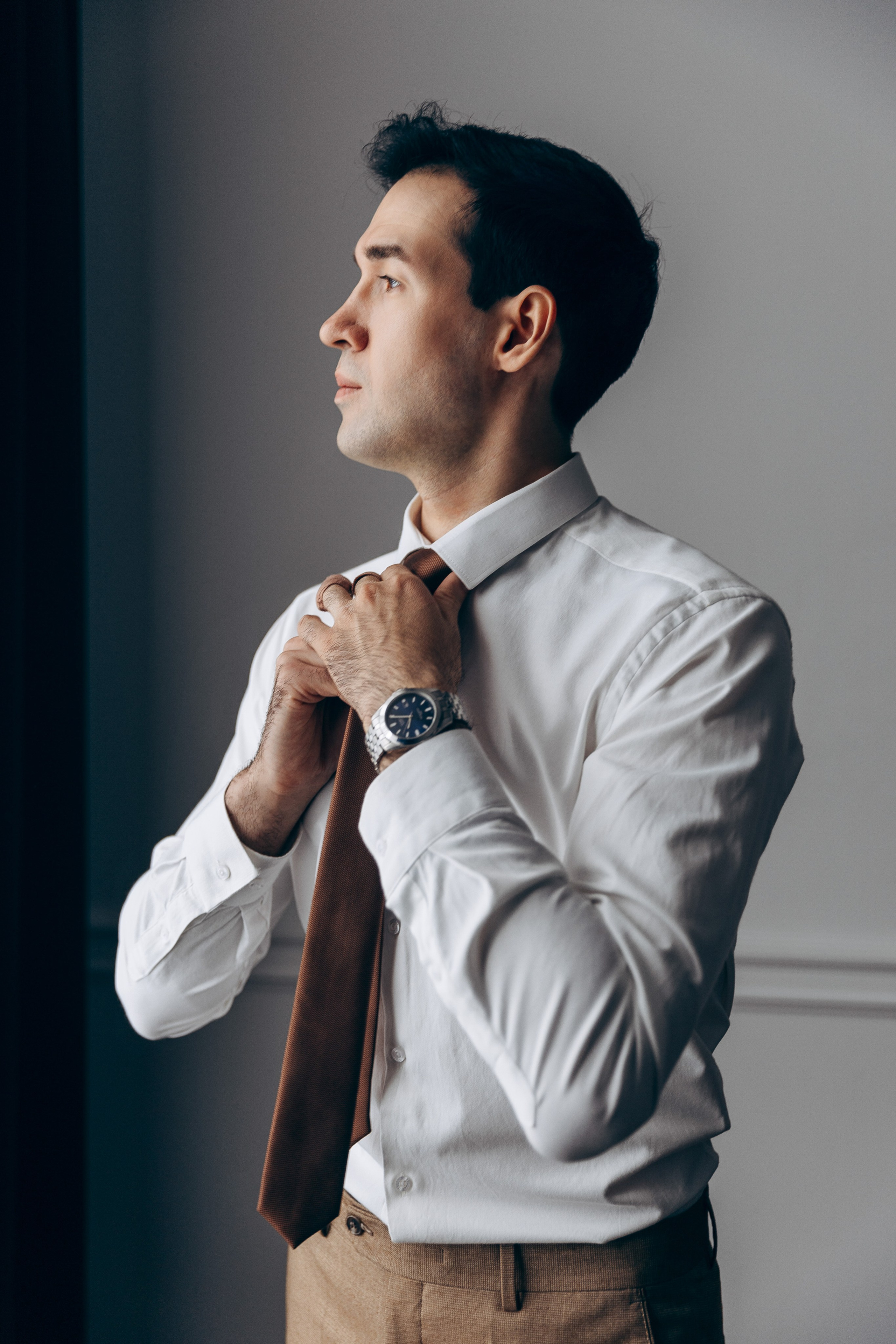 фотограф на свадьбу в Казани, сбор жениха в отеле, костюм жениха