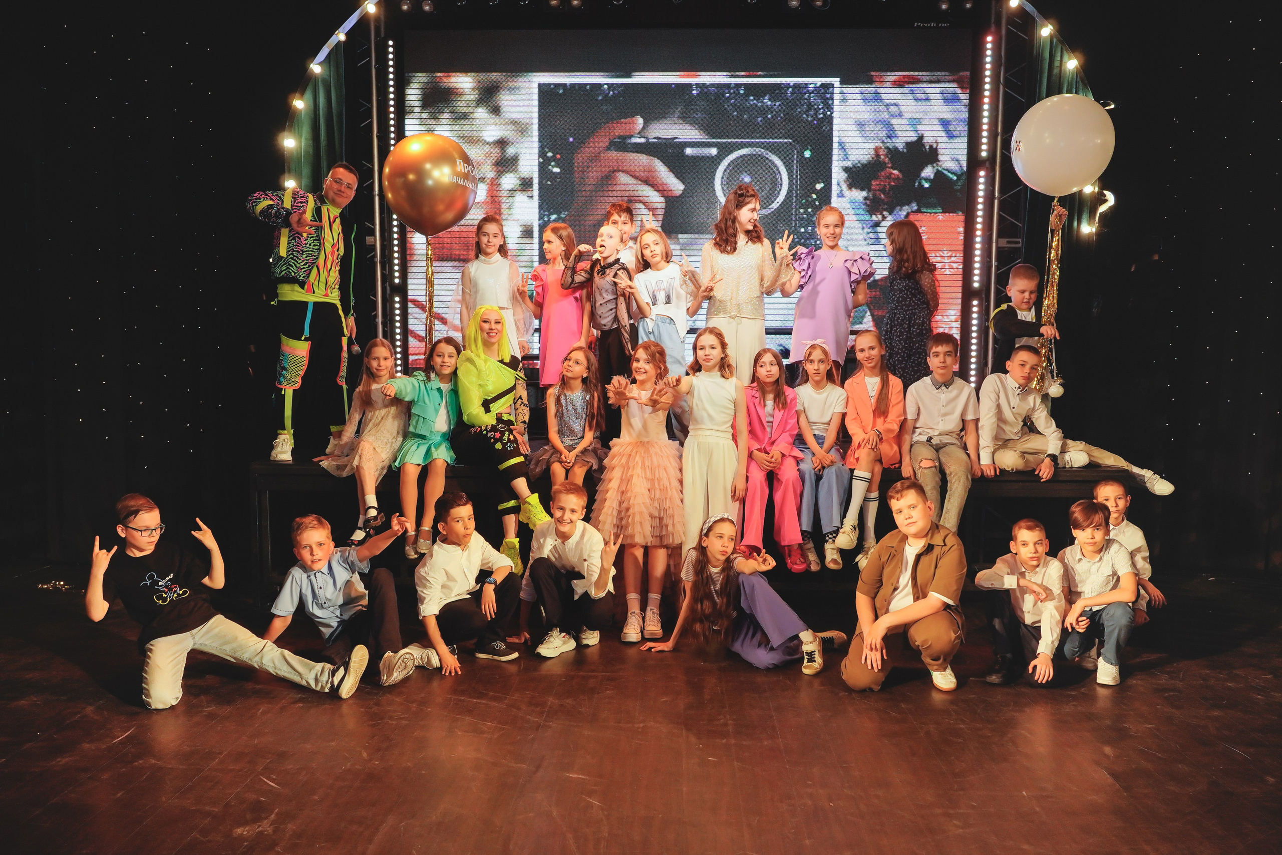 Выпускной. Занимаюсь профессиональной фотографией и живу рядом с Байкалом. Работаю в разных жанрах