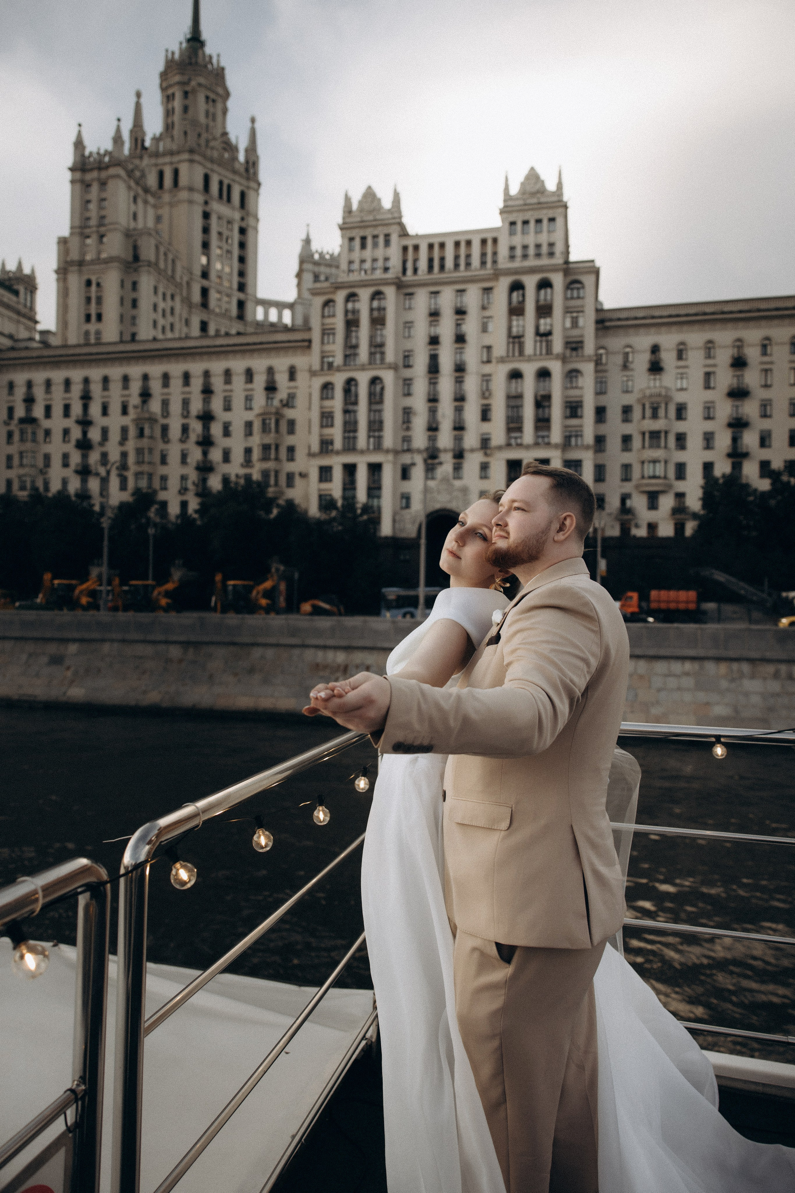 Утро невесты и свадебная фотосессия на теплоходе по Москве-реке