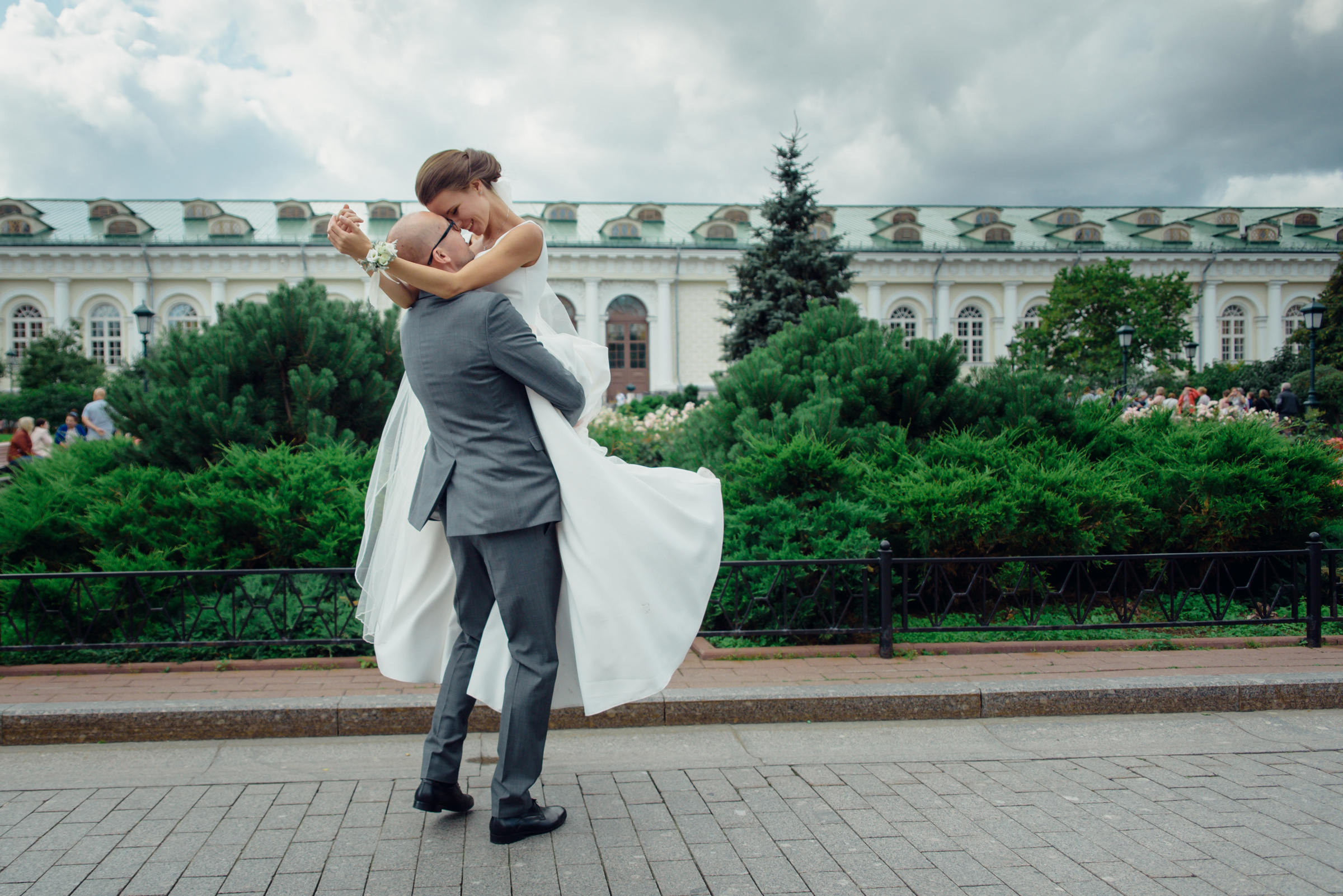 свадебная прогулка в Александровском саду в Москве