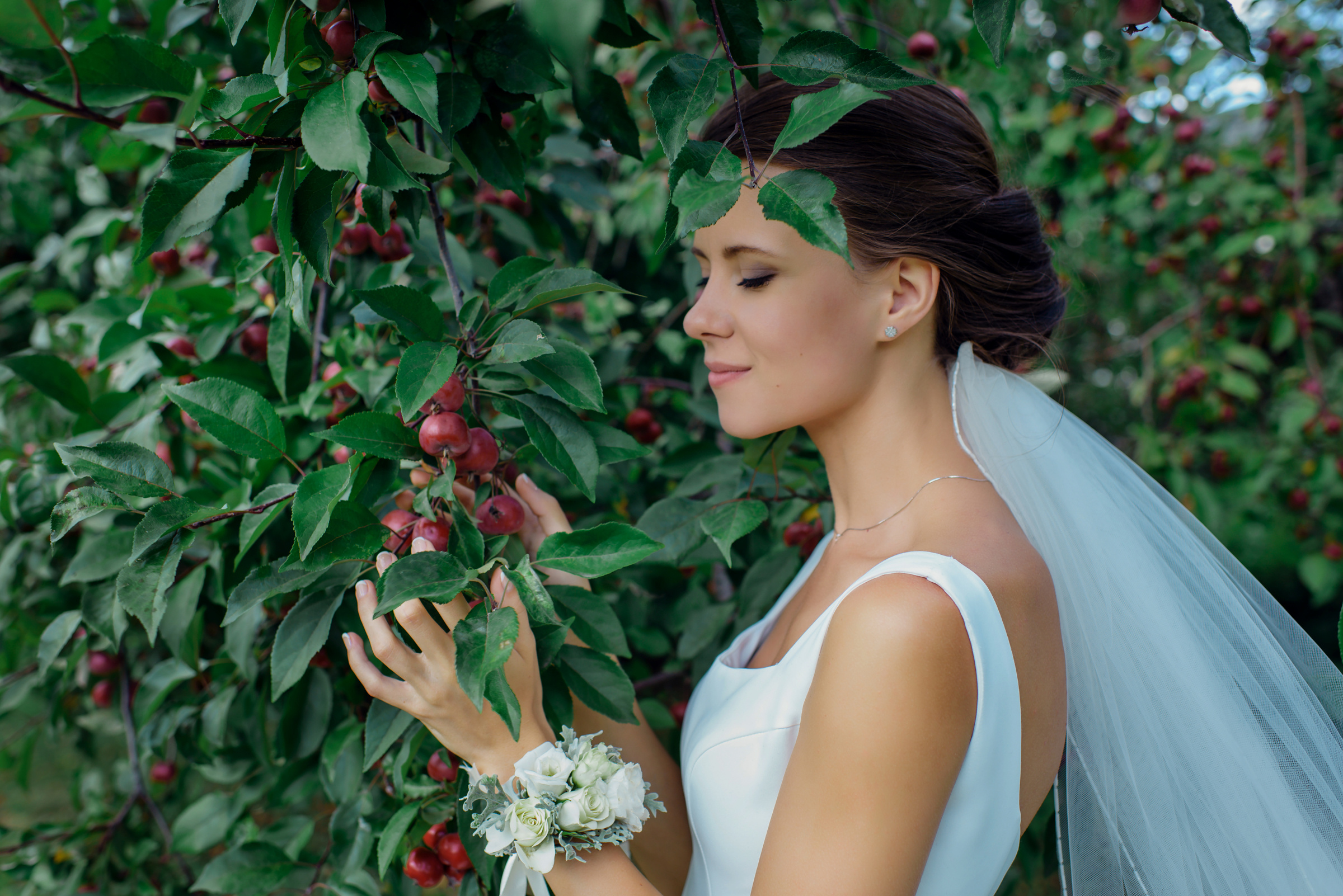 свадебная прогулка на территории Даниловской гостиницы в Москве