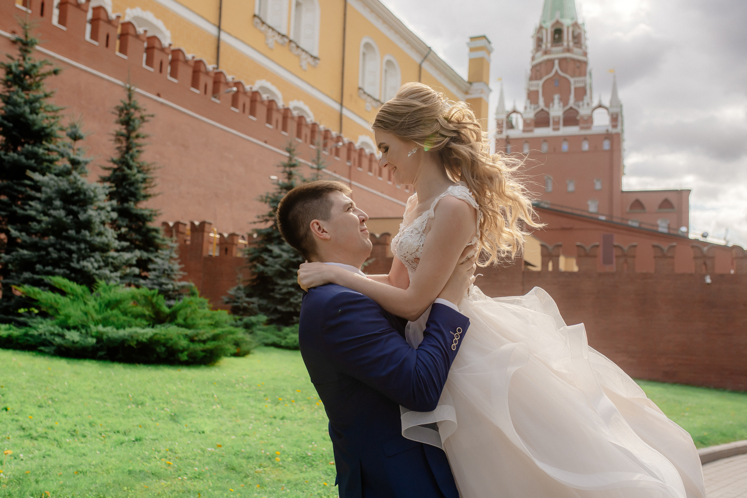 Свадебная фото и видеосъёмка в Александровском саду