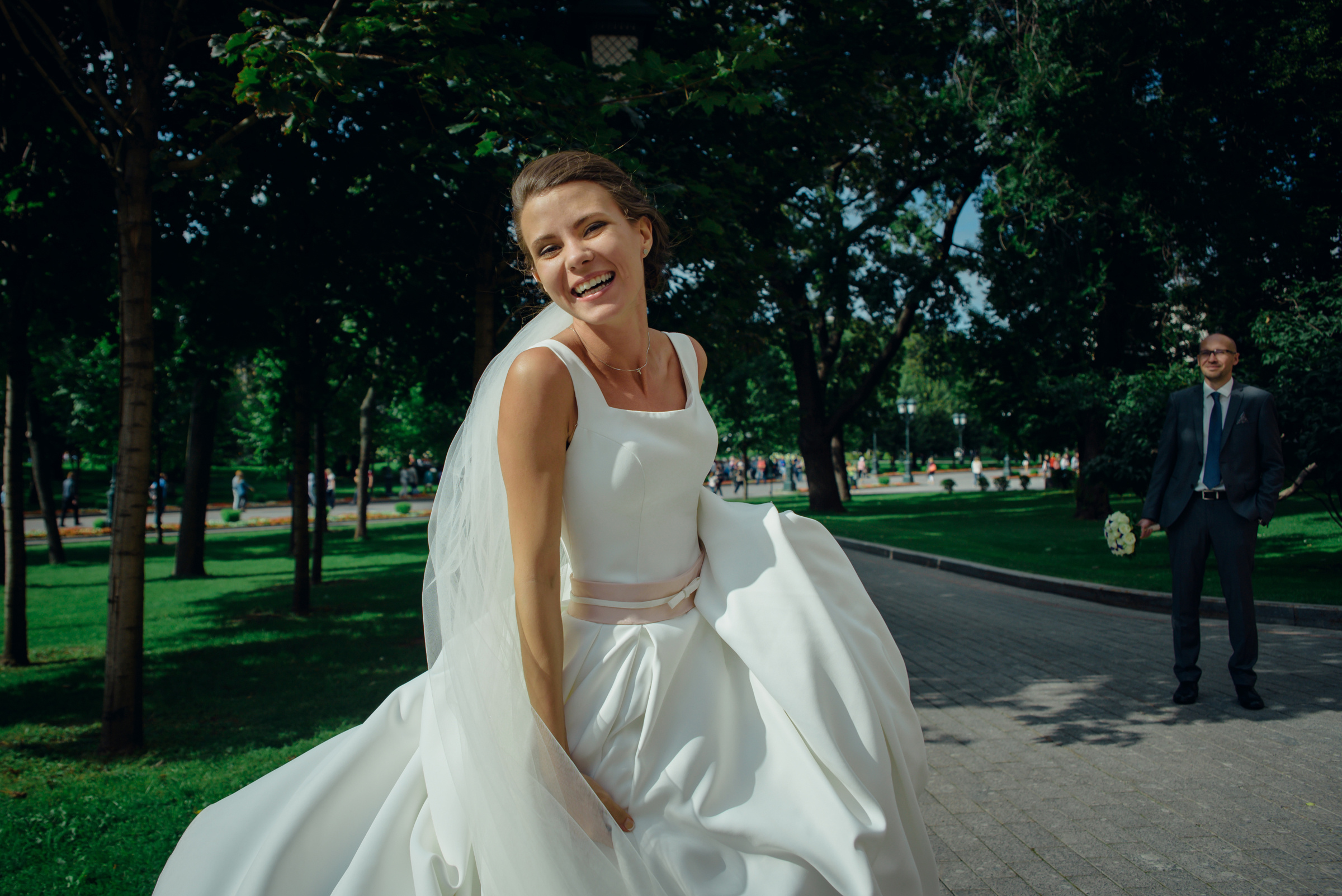 свадебная прогулка в Александровском саду в Москве
