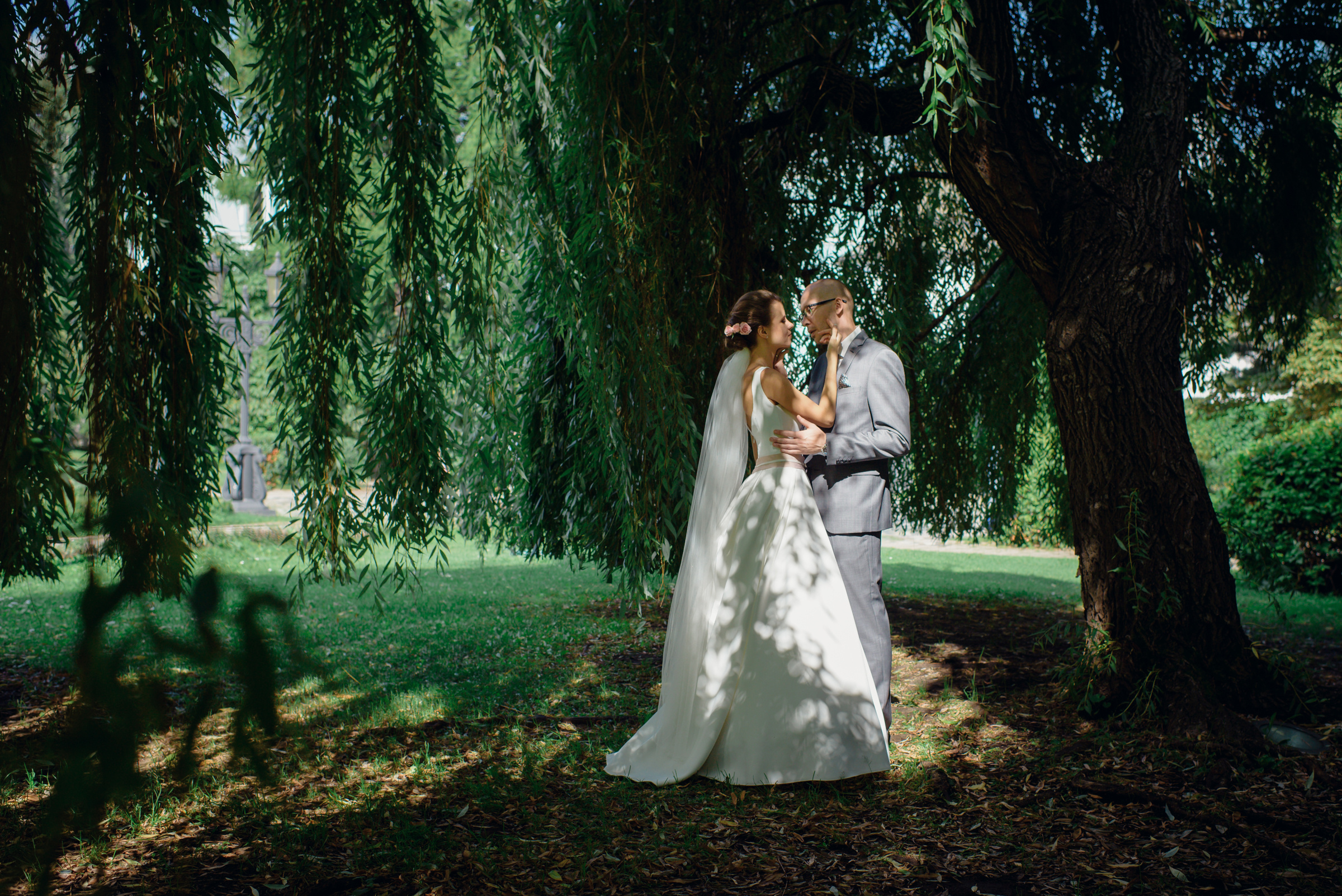 свадебная прогулка на территории Даниловской гостиницы в Москве