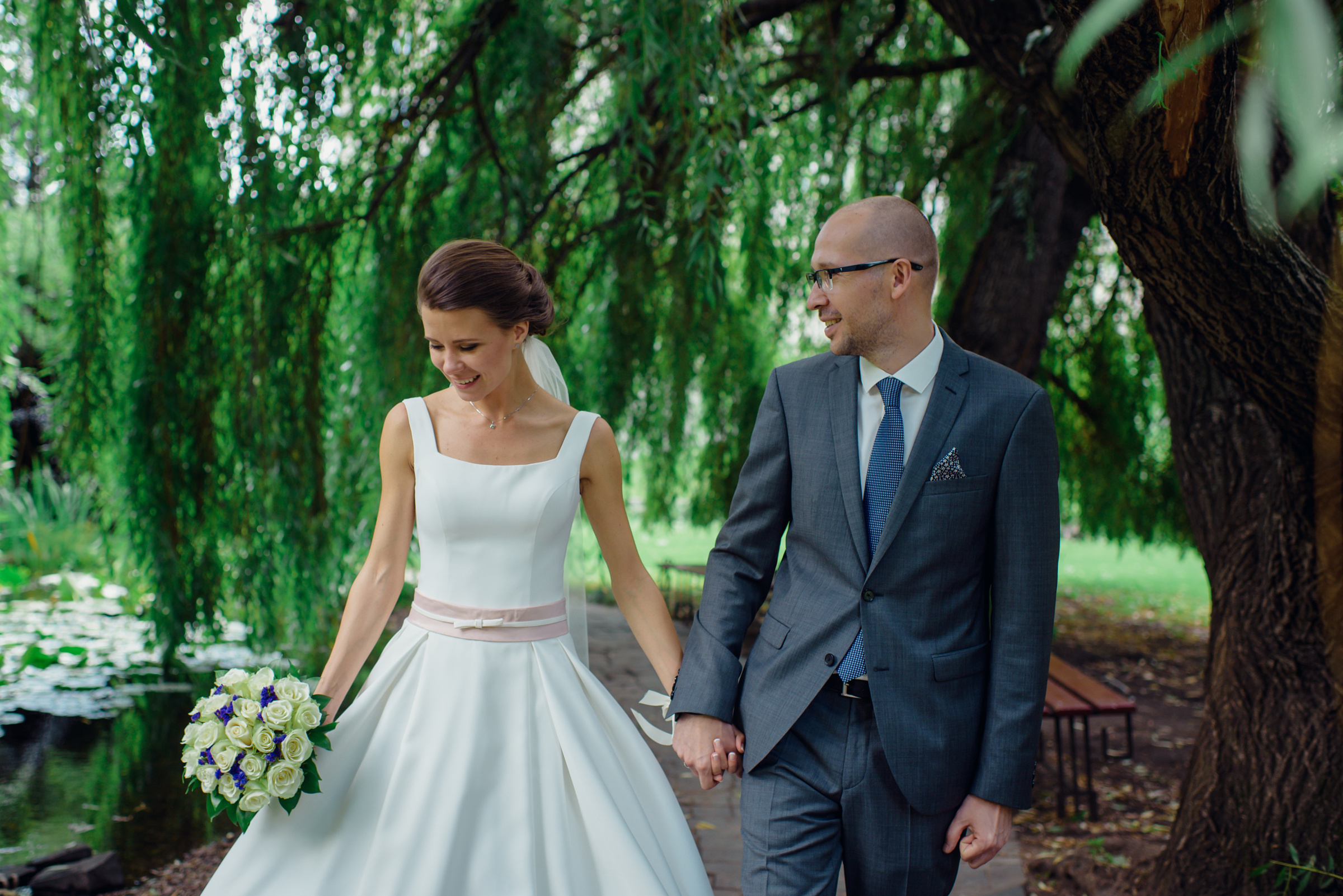 свадебная прогулка на территории Даниловской гостиницы в Москве