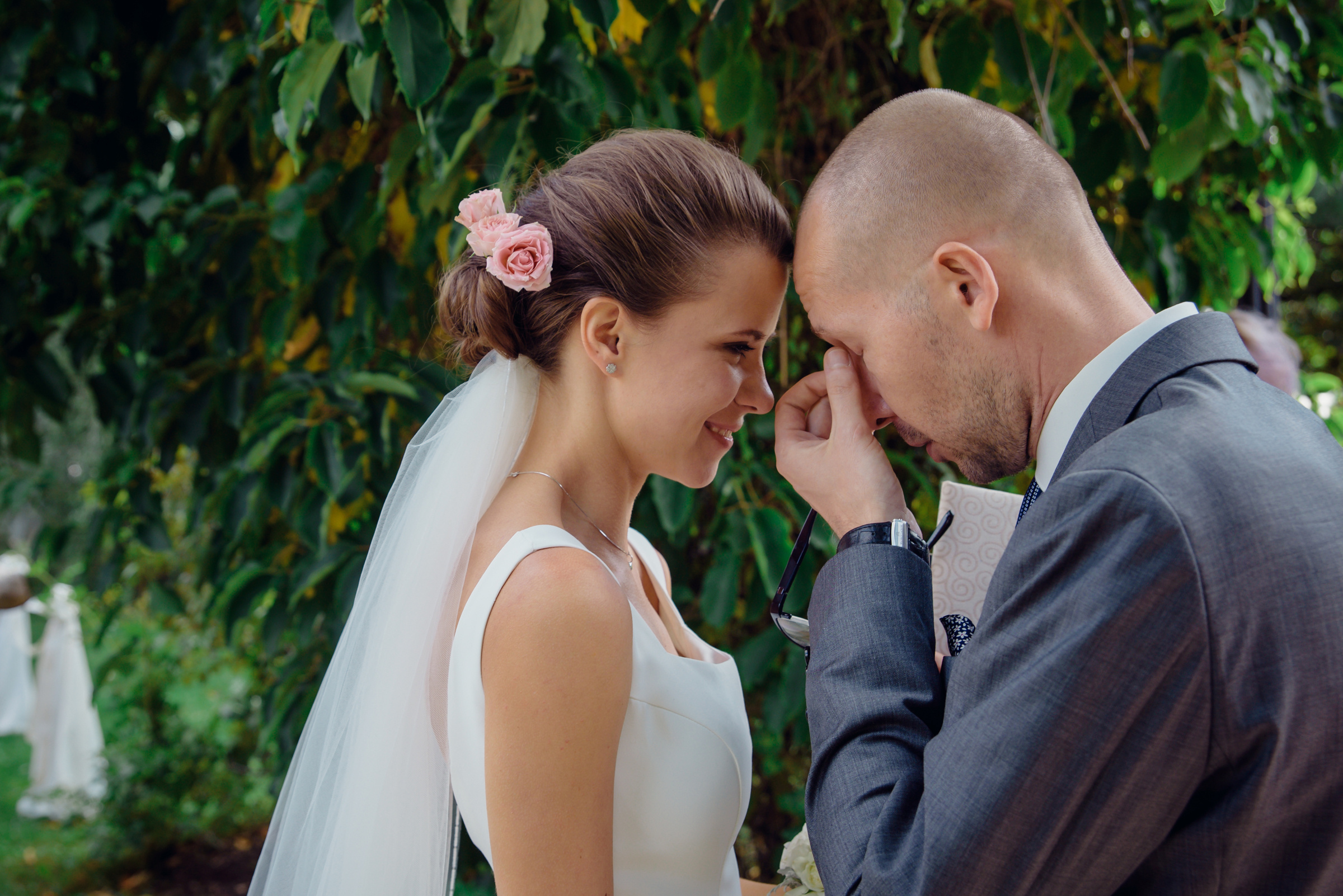 свадебная прогулка на территории Даниловской гостиницы в Москве