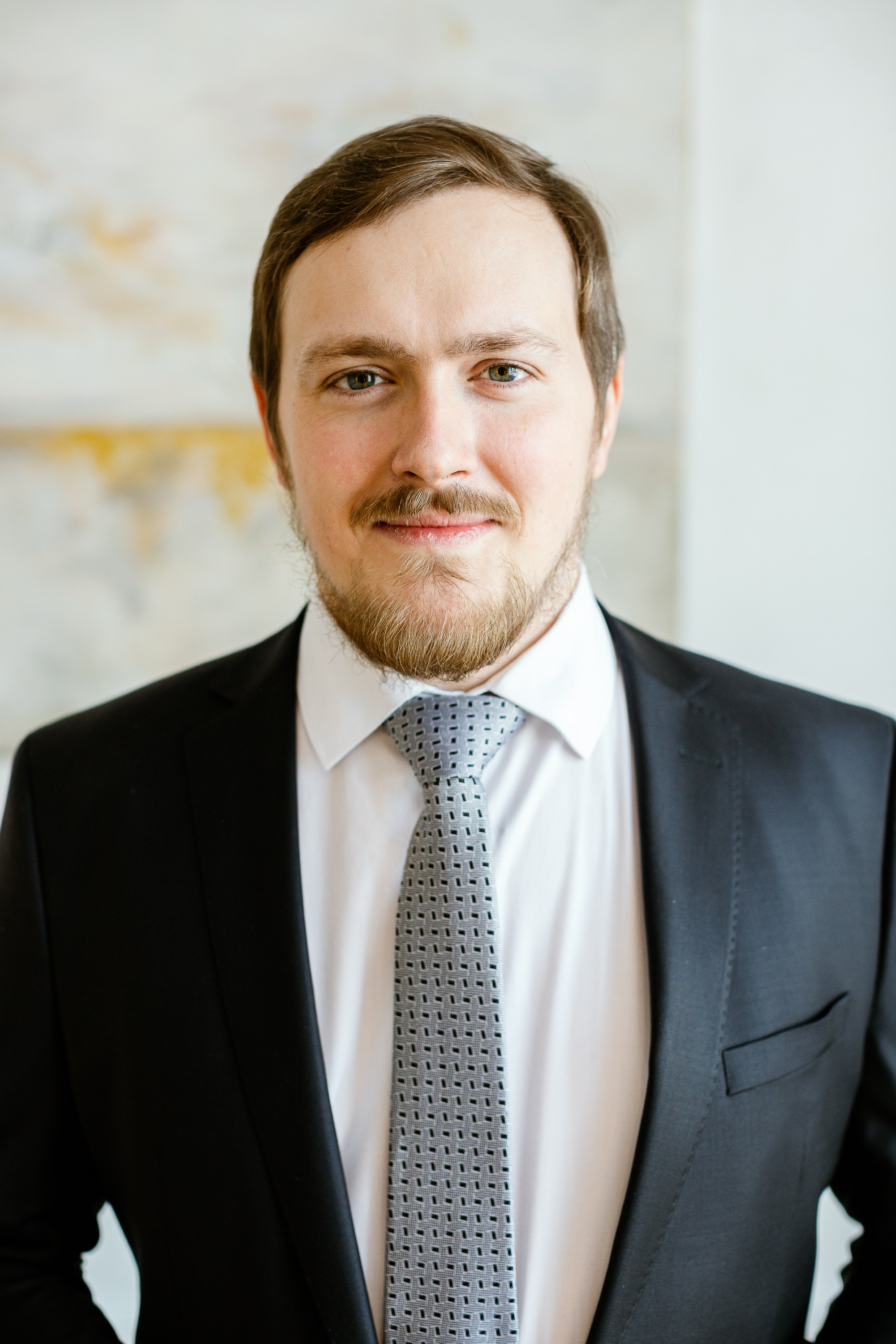 Жених крупным планом в студии.