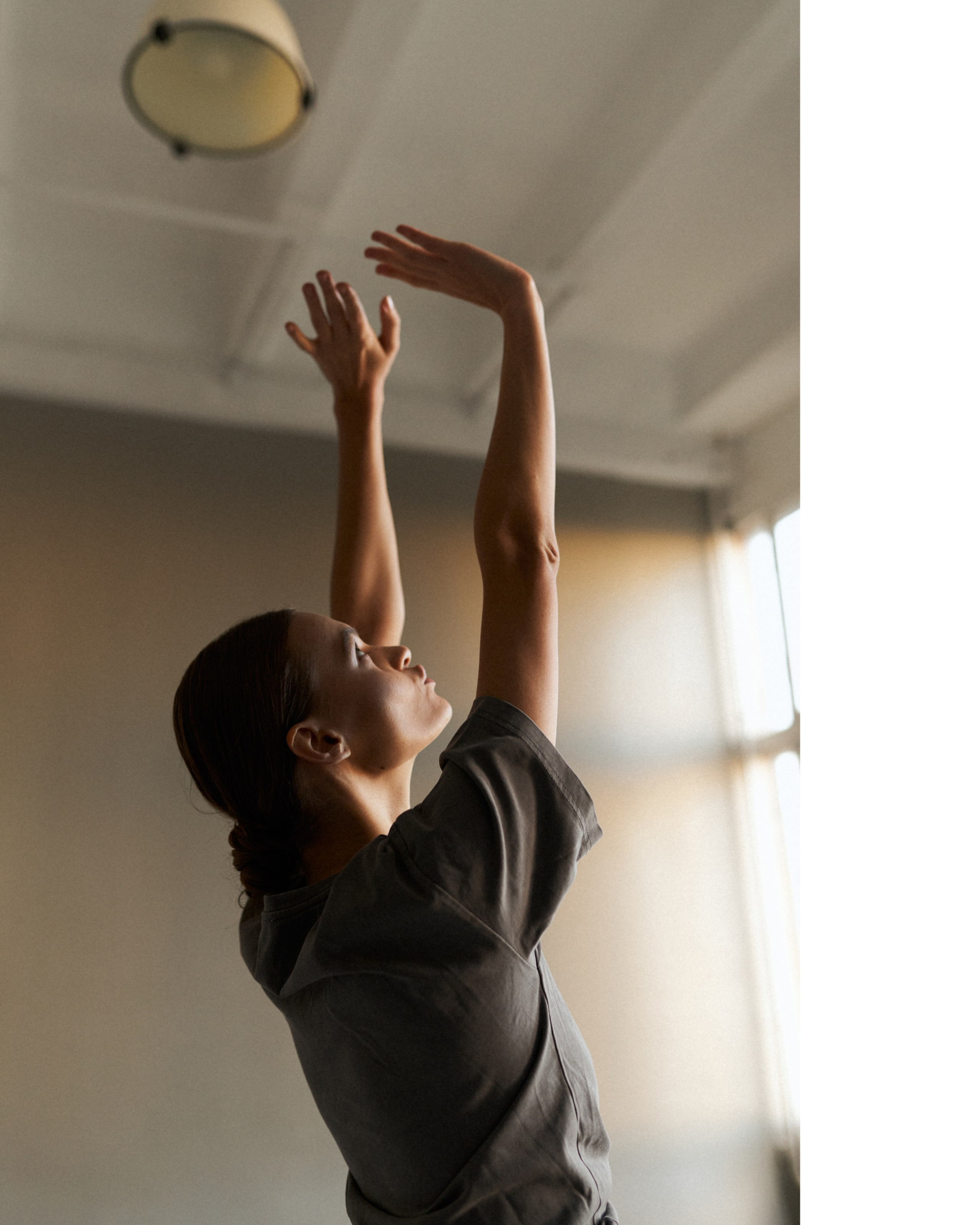 Цветной кадр у окна — мягкий свет, лёгкое движение