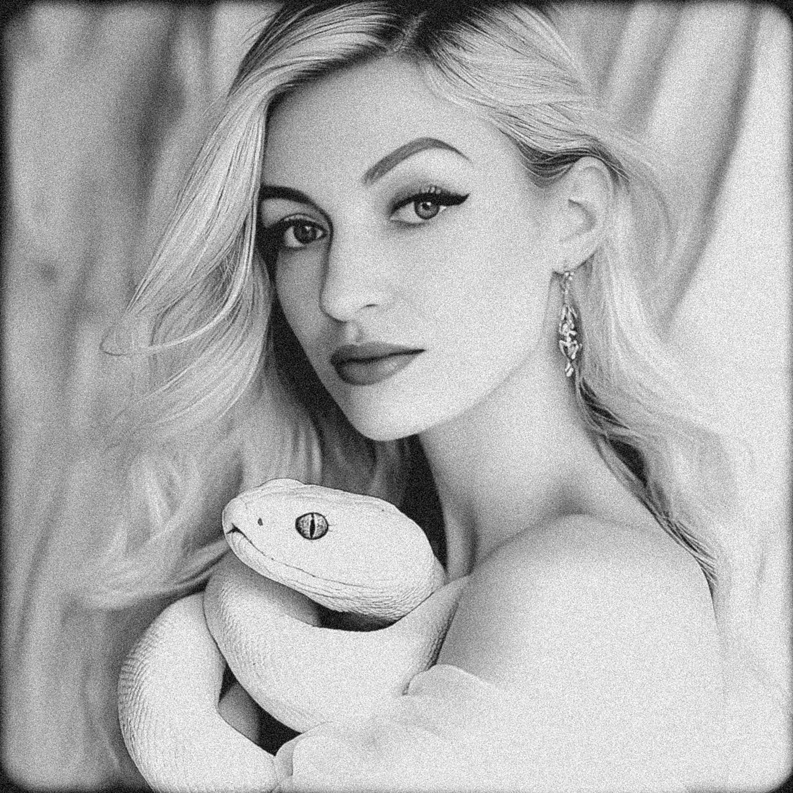 Нейрофотосессия Девушка со змеей.