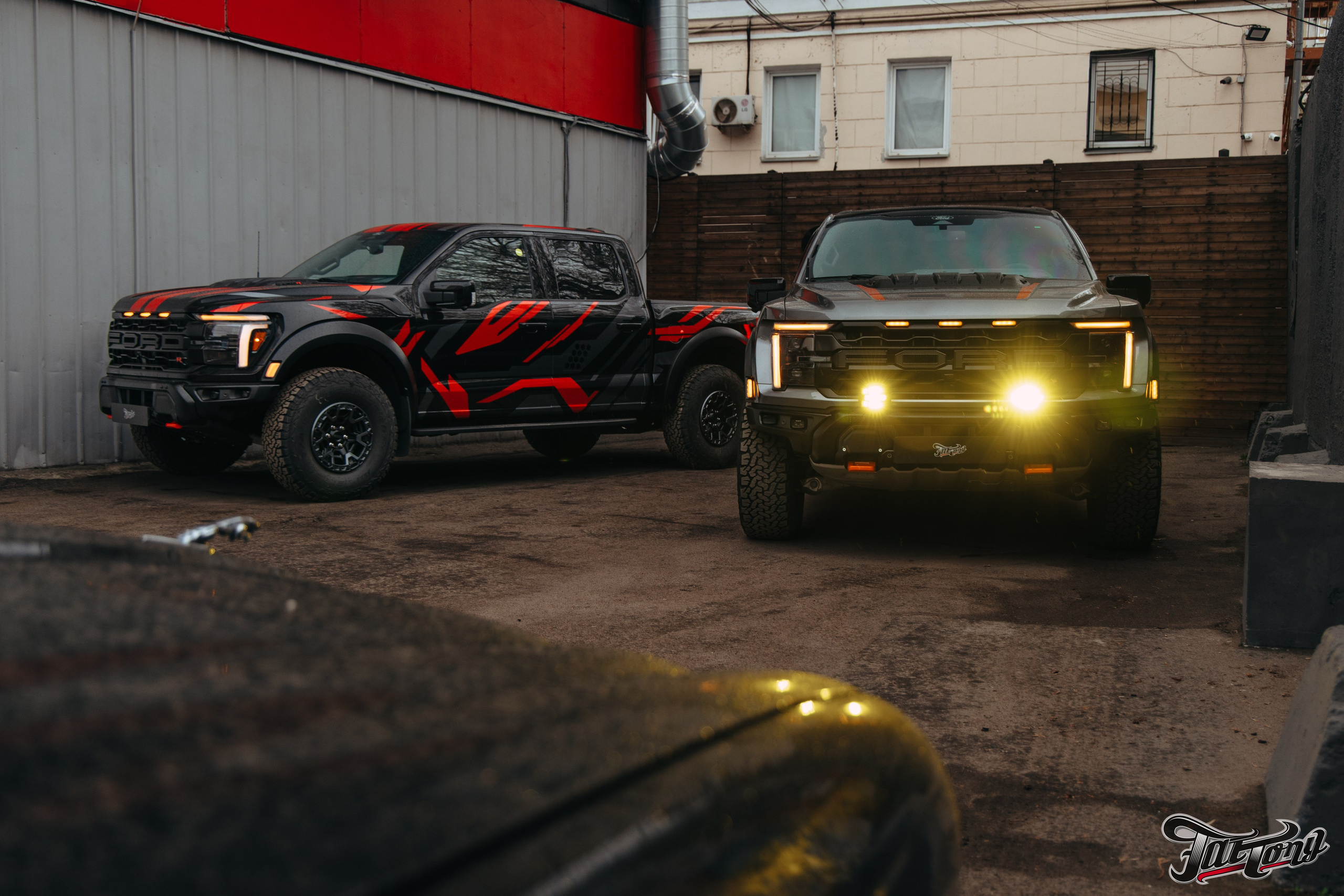 2x Ford Raptor R. DeLorein