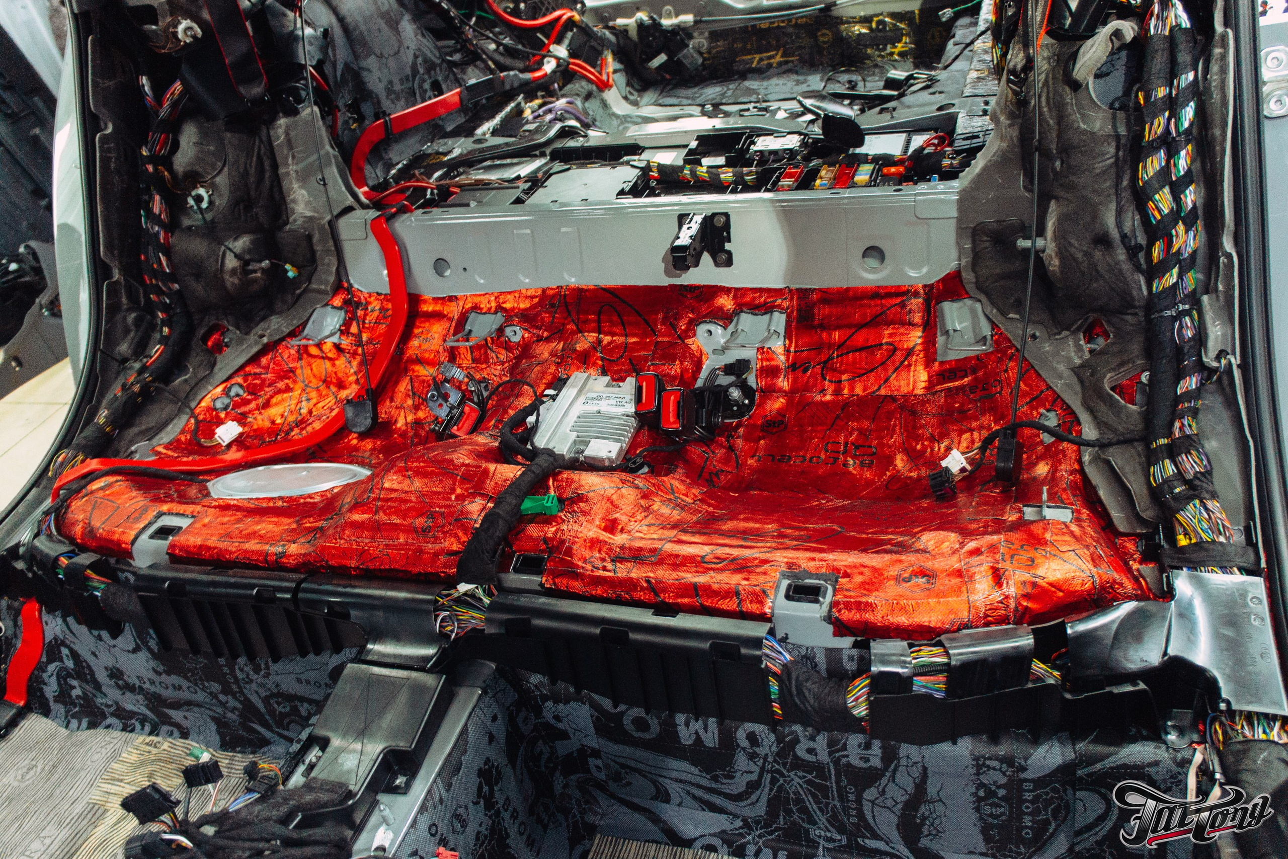 Audi RS6 снятие старой шумоизоляции и нанесение новой. DeLorein