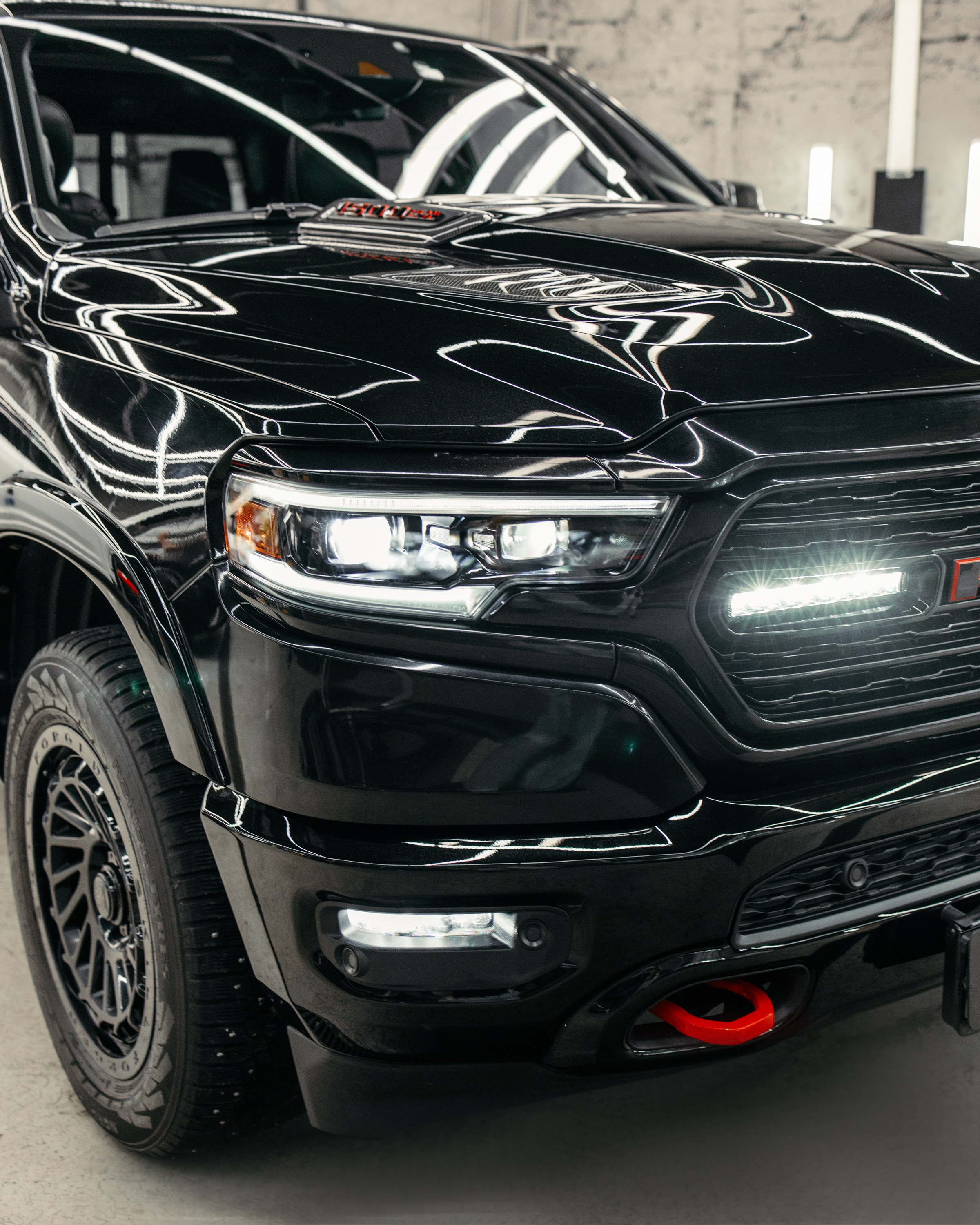 Ram 1500 ламинация карбоном, окрас шильдов, проушин, установка света в решетку. DeLorein