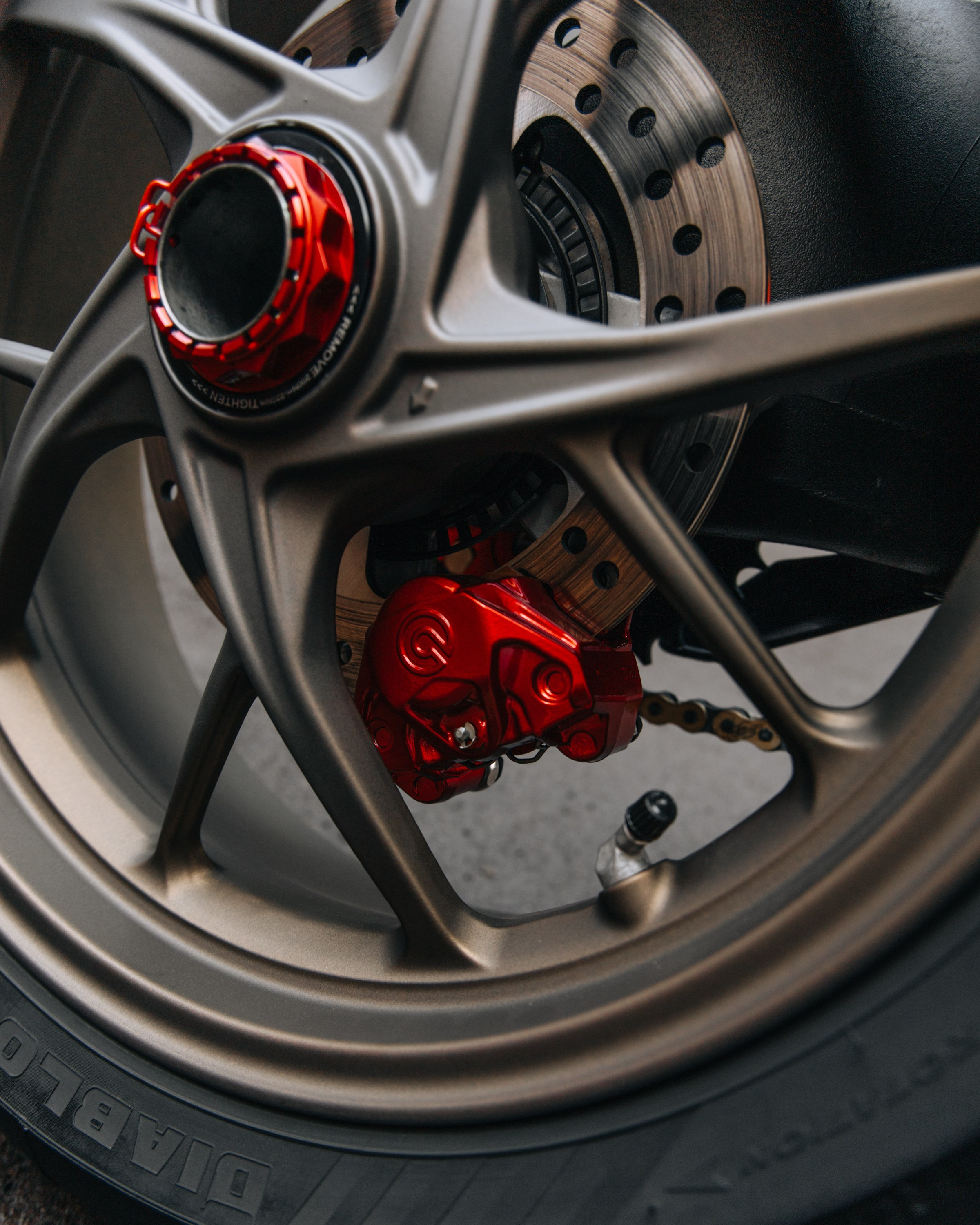 Ducati Streetfighter V2 окрас деталей в красный кэнди и черный мат. DeLorein