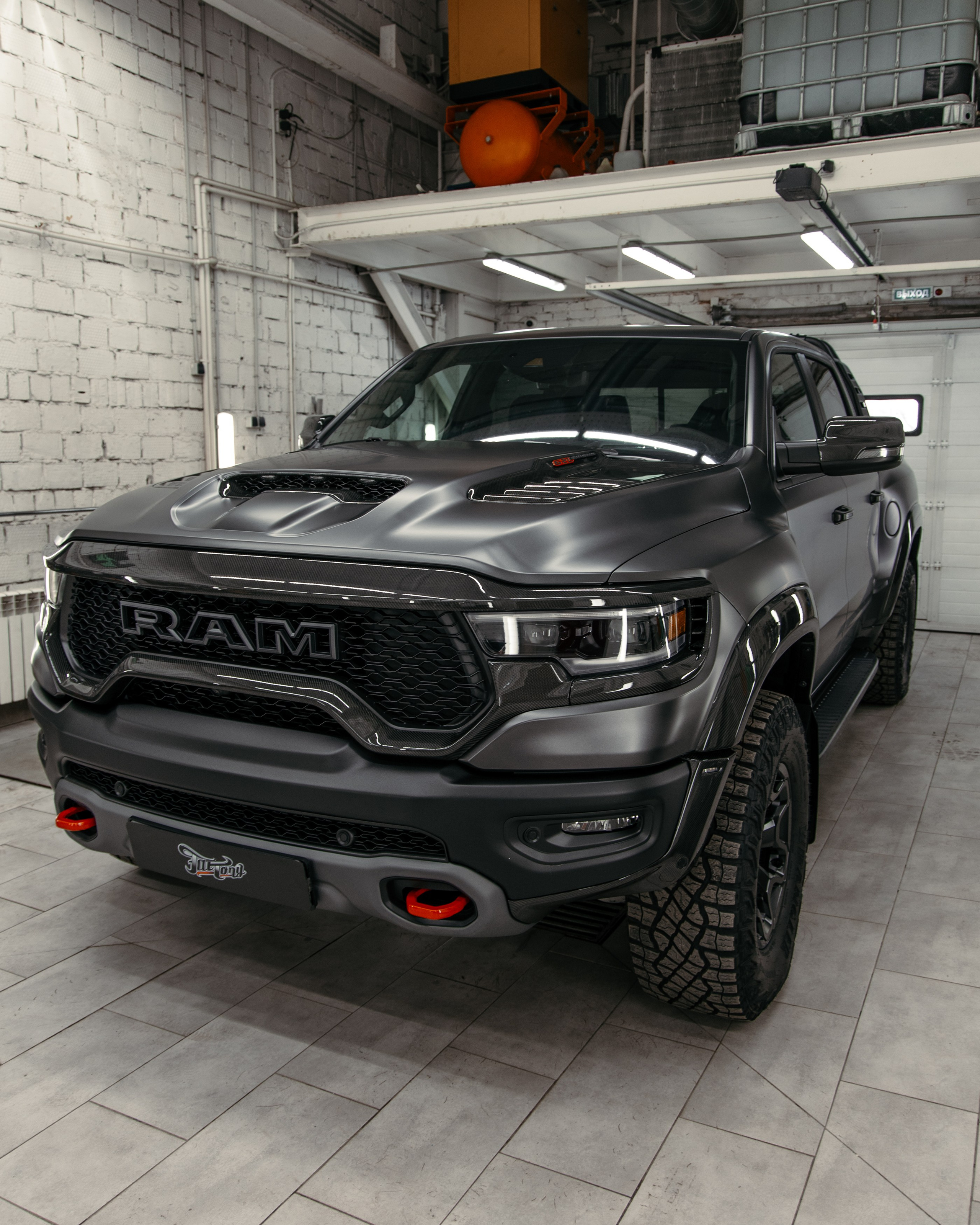 Ram TRX ламинация карбоном внешних элементов кузова, салона и установка распорки. DeLorein