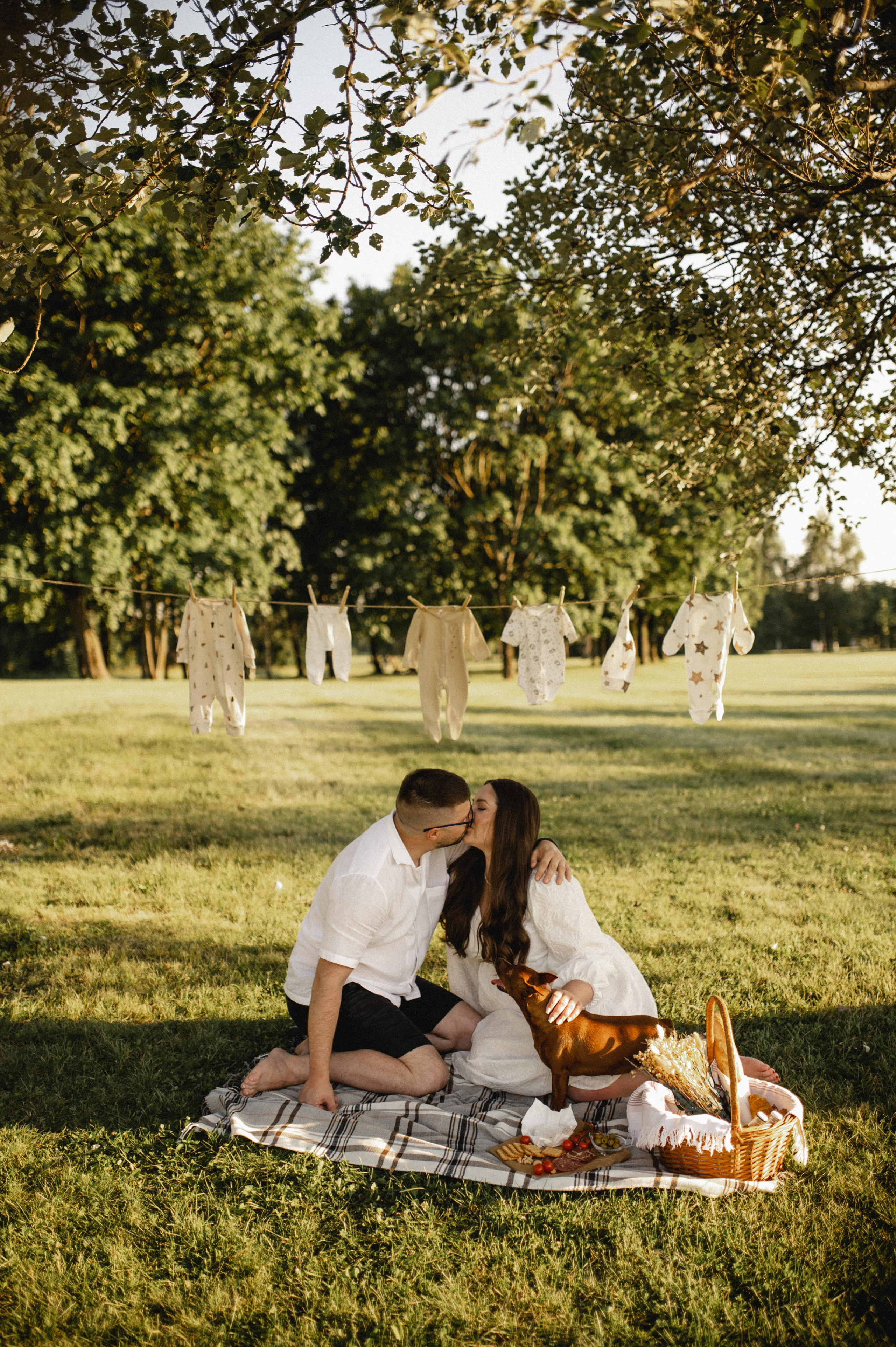 Фотосессия беременности на природе в парке Москвы. Семейная фотосессия Бутово Москва фотограф Алина Морщагина