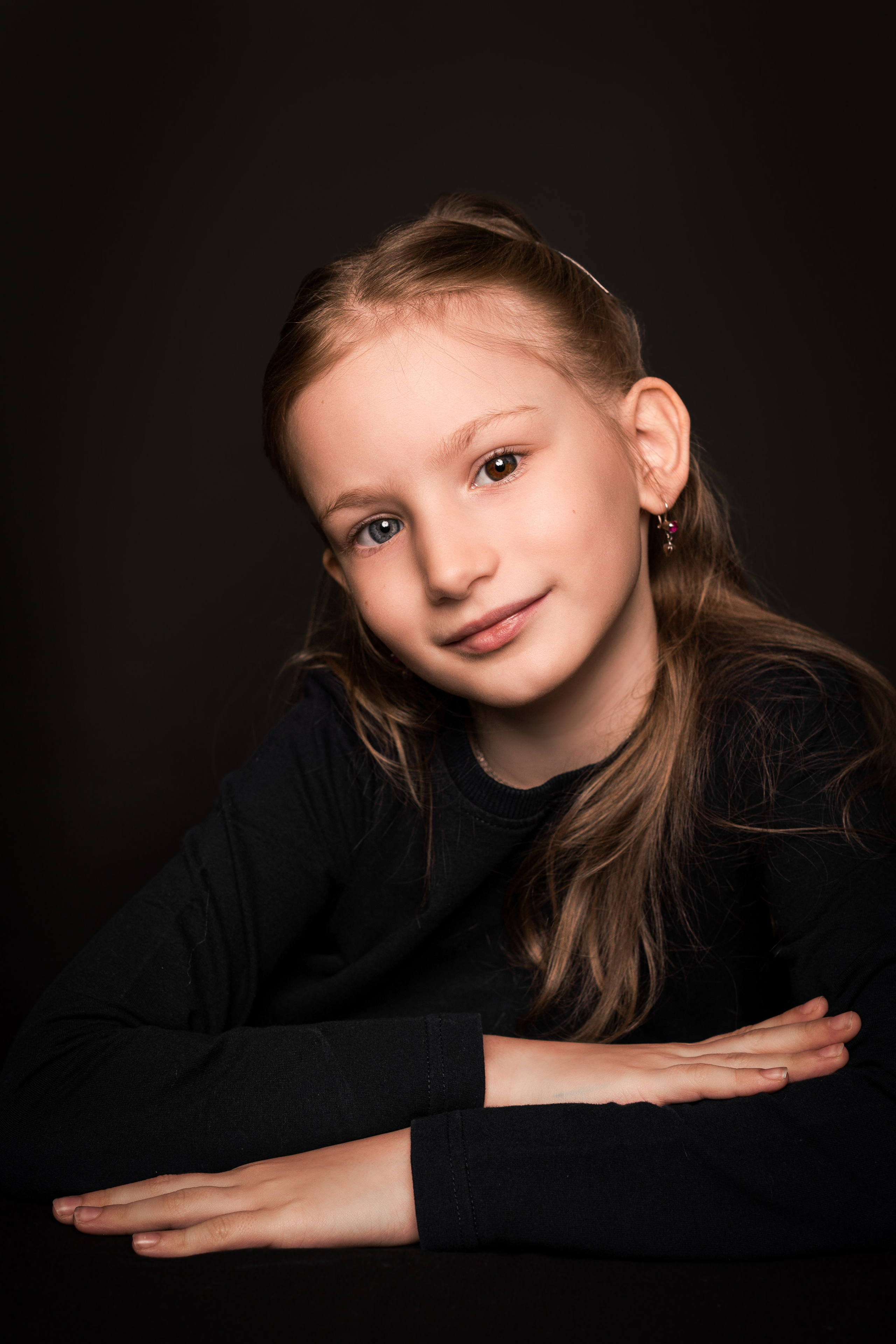 Детский сад, портреты на чёрном фоне. Фотограф Шунова Саша