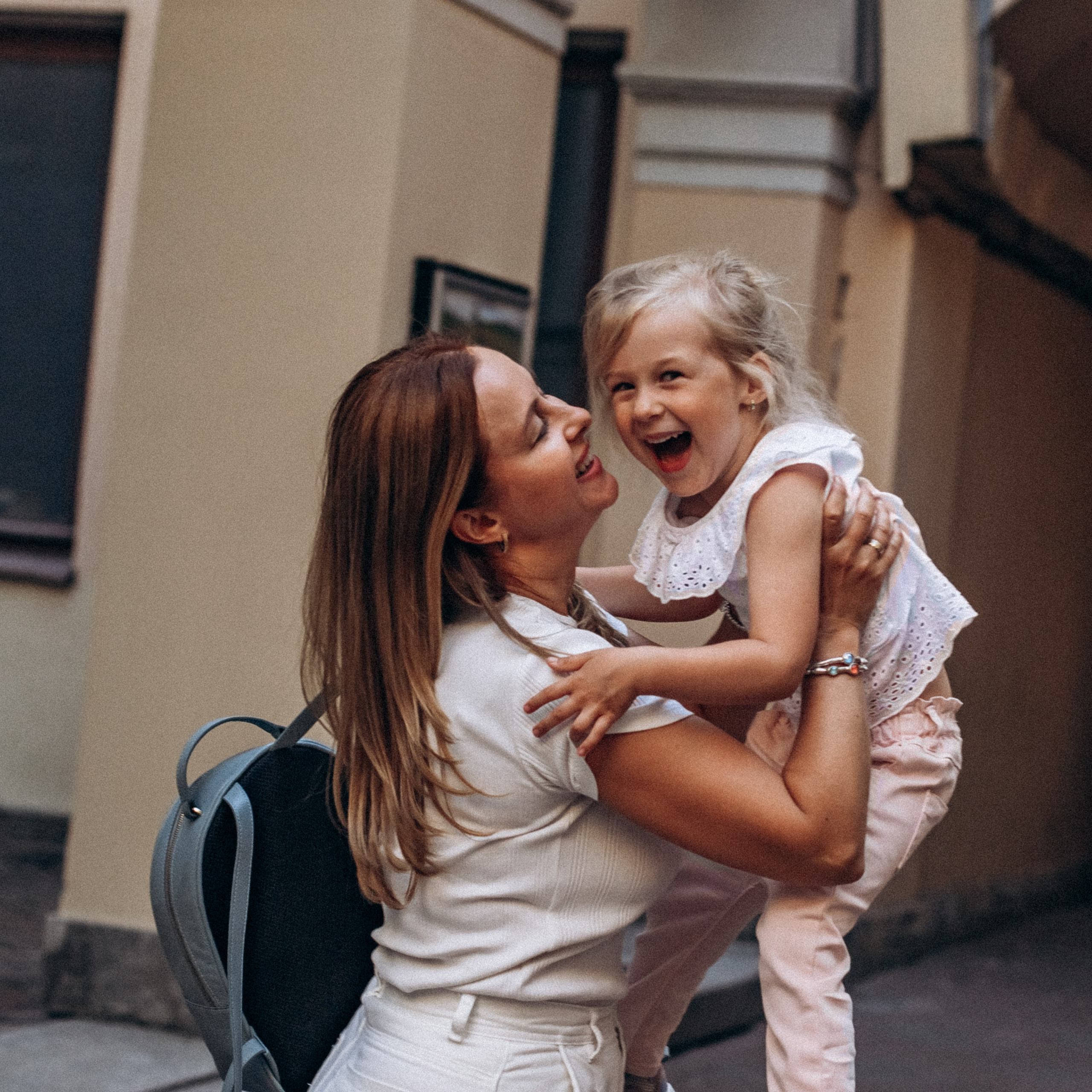 Дарья с семьей в июне. Фотопрогулка в Петербурге. Индивидуальный и семейный фотограф в Санкт-Петербурге