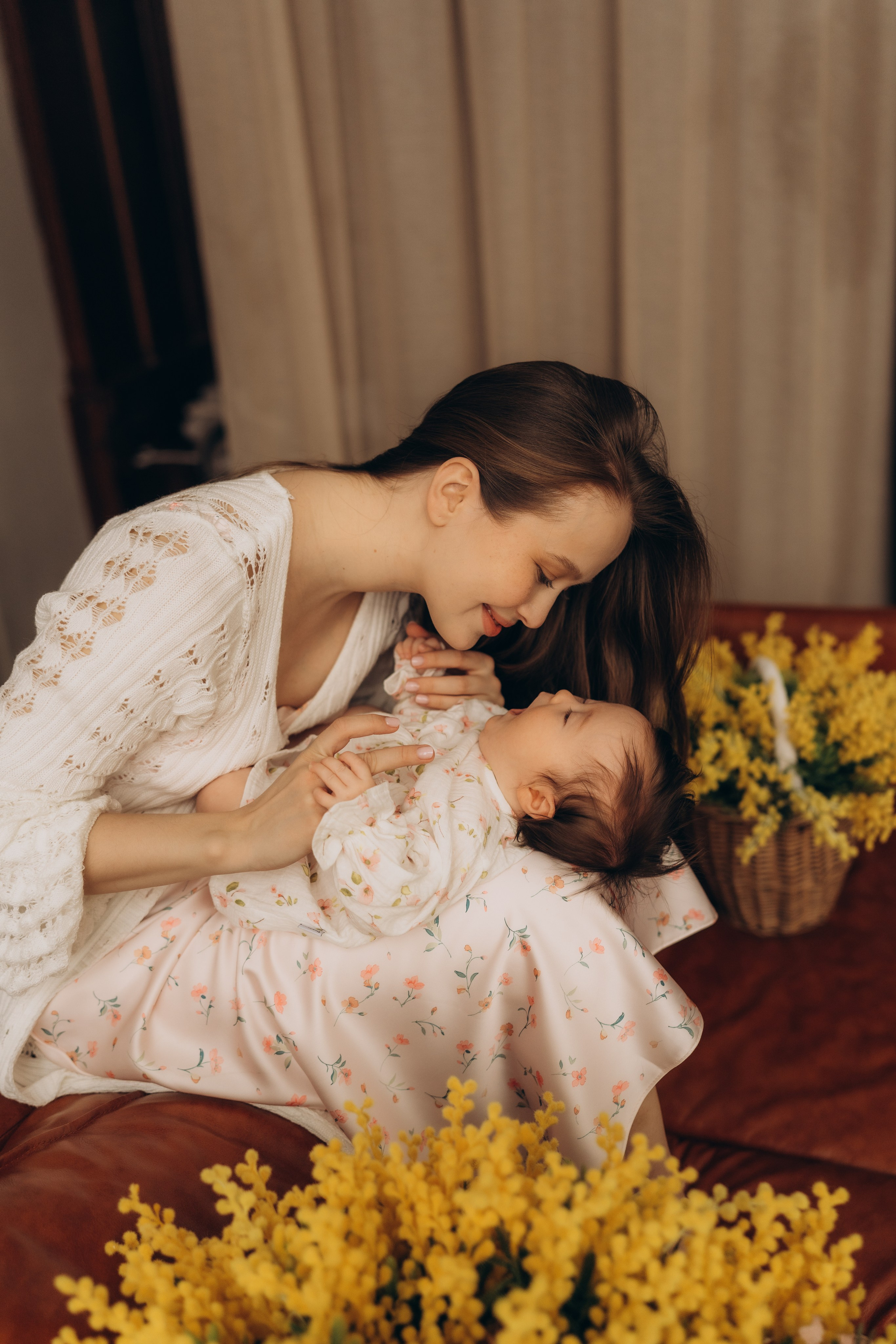 Мама с дочкой и мимозы. Семейный фотограф в Казани