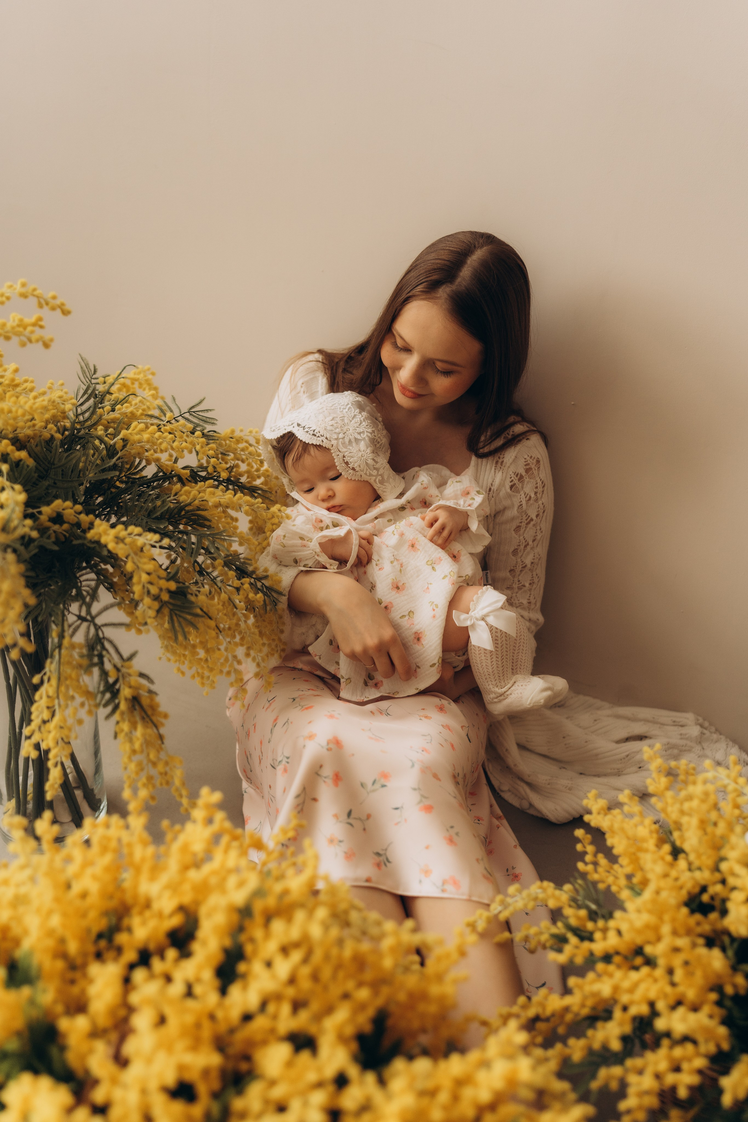 Мама с дочкой и мимозы. Семейный фотограф в Казани
