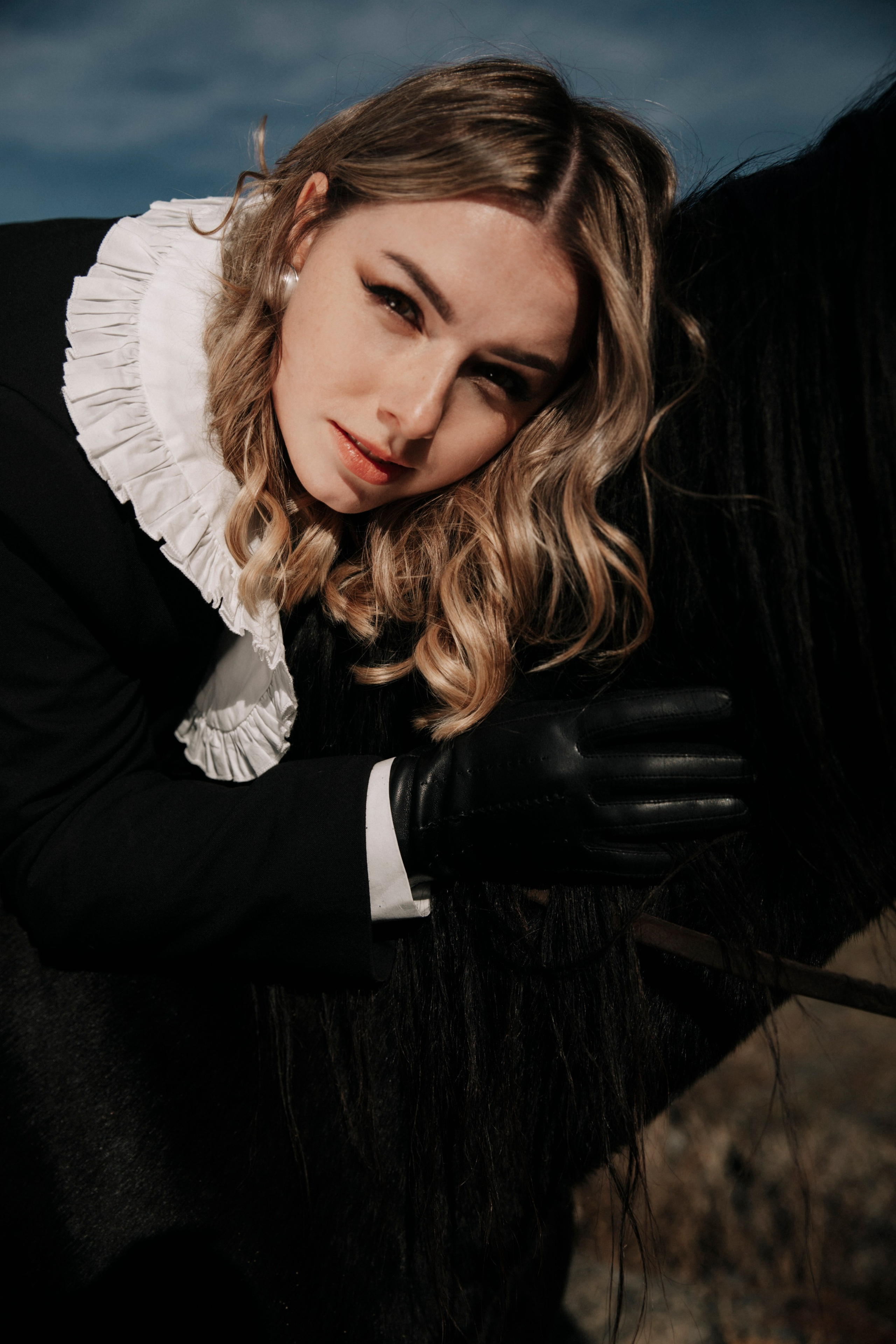 фотосессия с лошадью, фотосессия, лошадь, фотосессия в горах, фото с конем, фотография с лошадью, фотосессия, горы, Кавказ, фотосессия в песках, фотограф Осколкова Ульяна