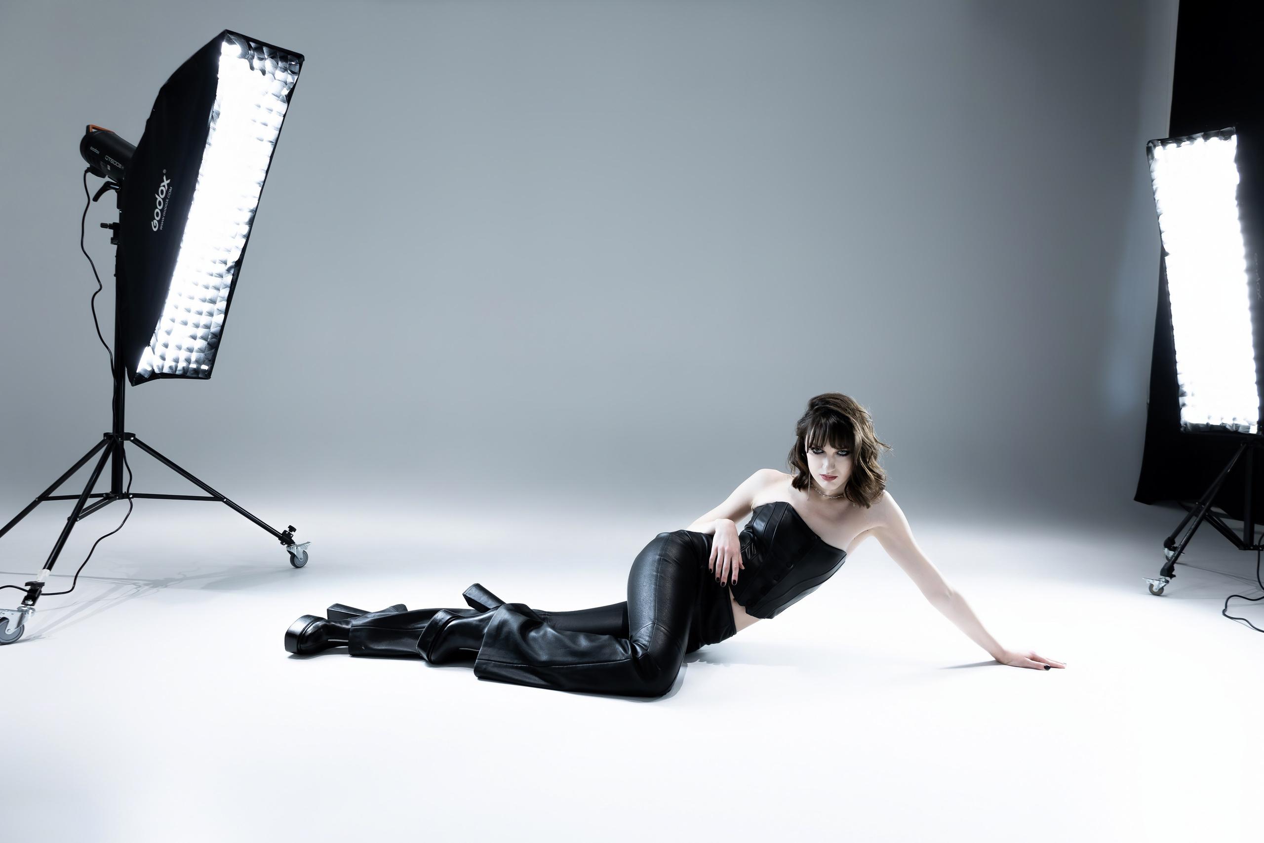 студийный свет фотостудия, женский портрет, каталожка, красный свет, вампирская съёмка