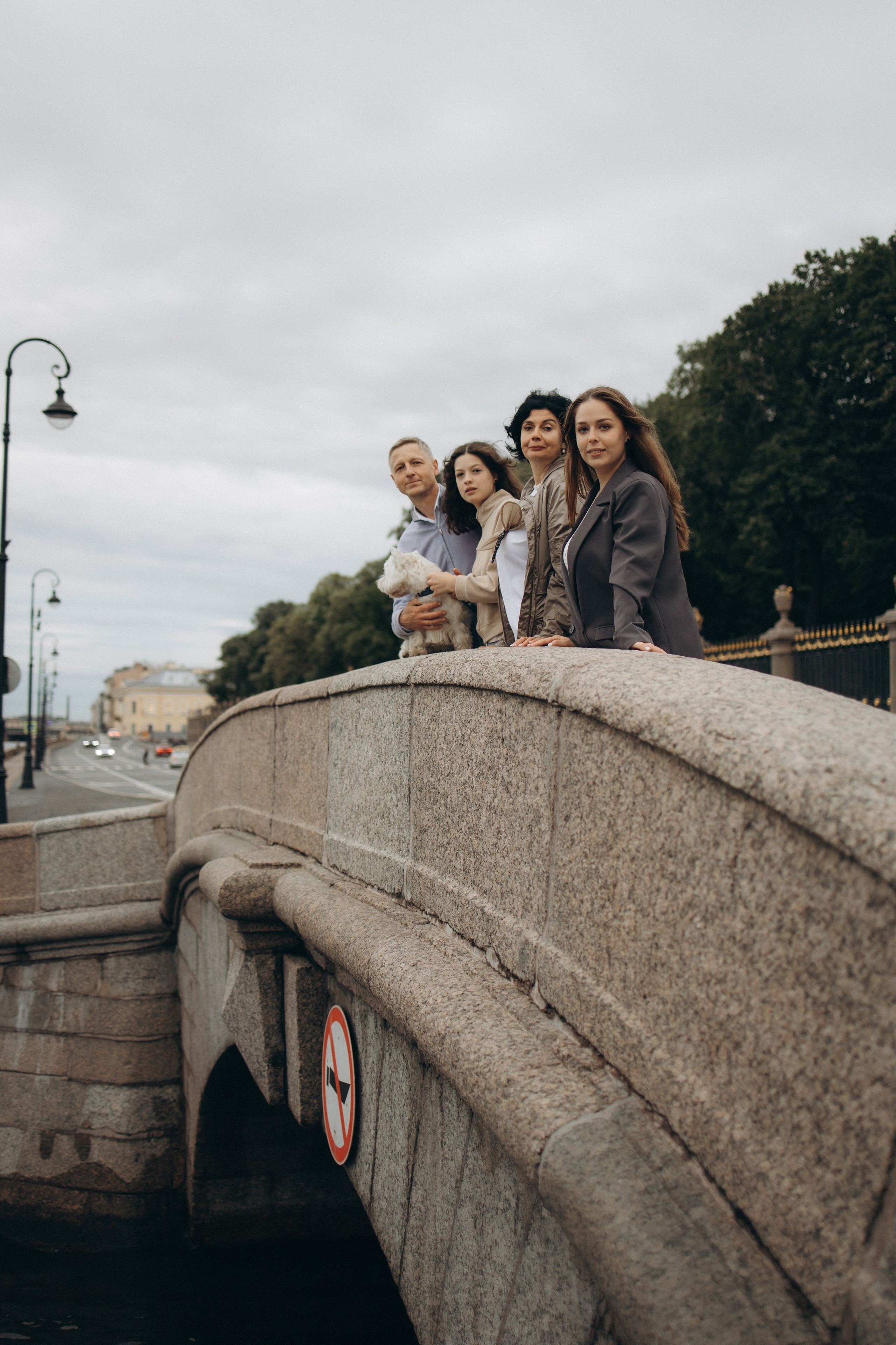 Моника, Мишель, Юлия, Дмитрий и песик Беня. Семейный, домашний, ньюборн фотограф Москва Цветкова Елизавета