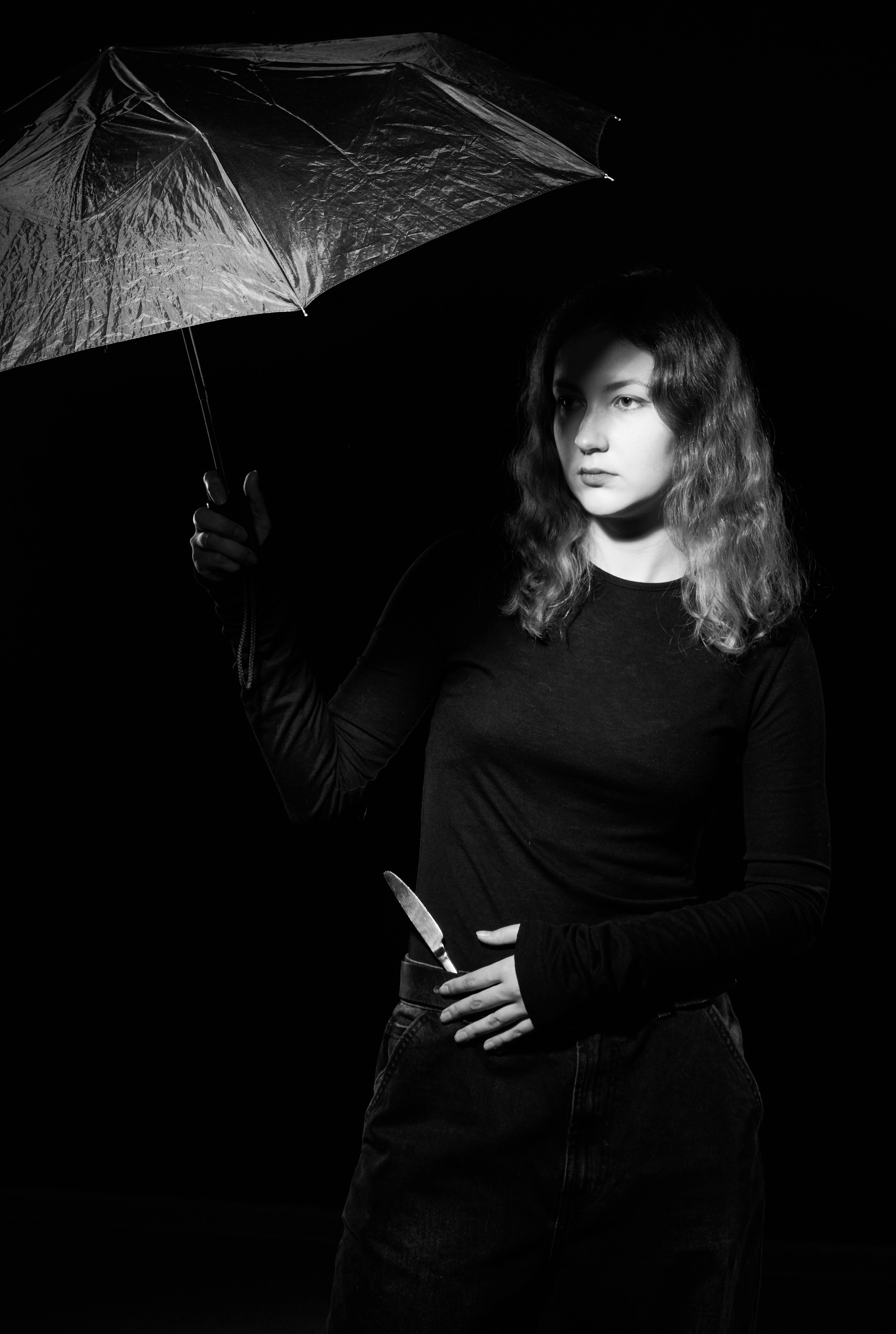 Чёрно-белый портрет с выразительным светотеневым рисунком, подчёркивающий черты лица и эмоции модели. Фотограф: Ожерельев Лев