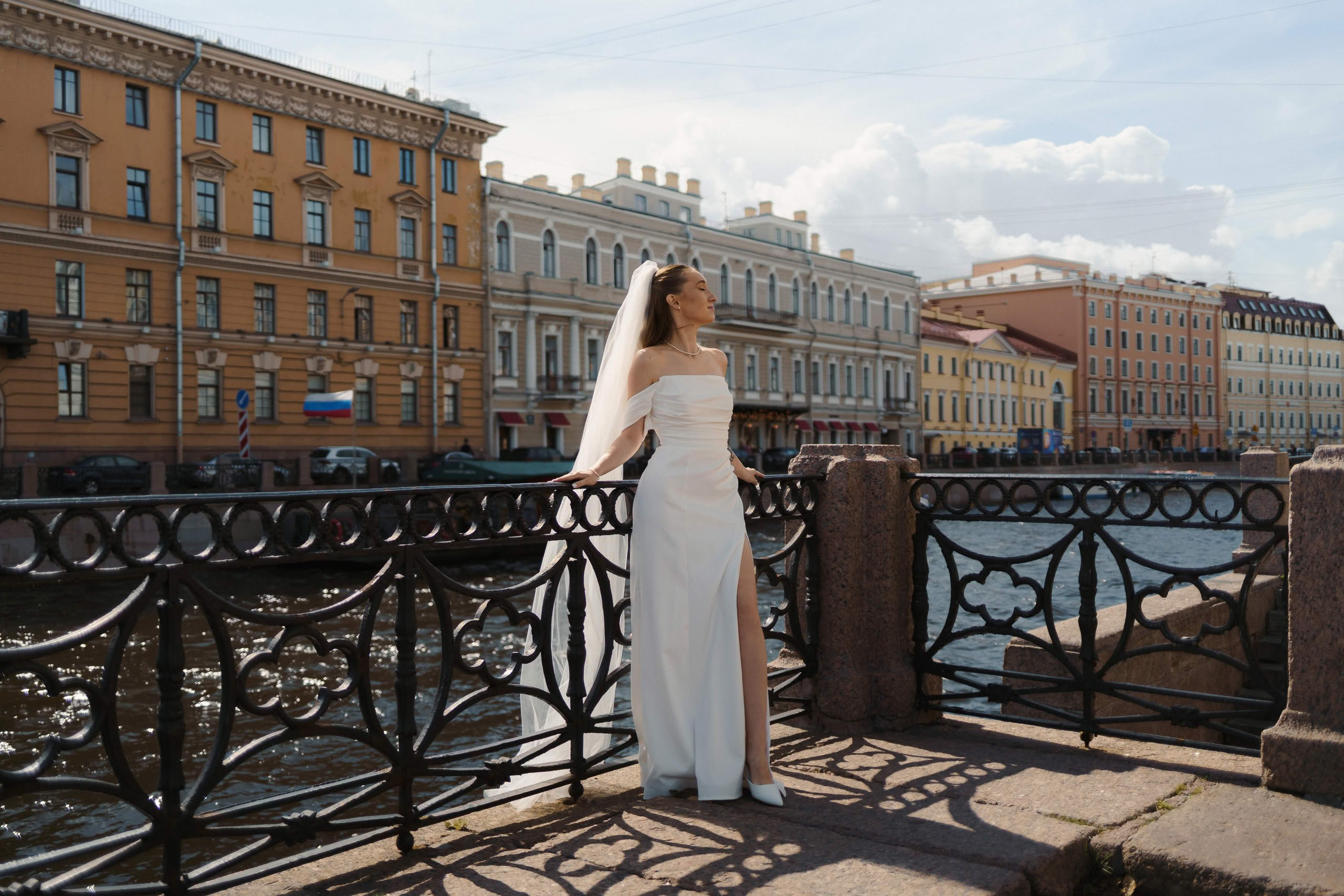 Свадебная прогулка Анны и Ильи у Исаакиевского собора — фото у ограды на набережной